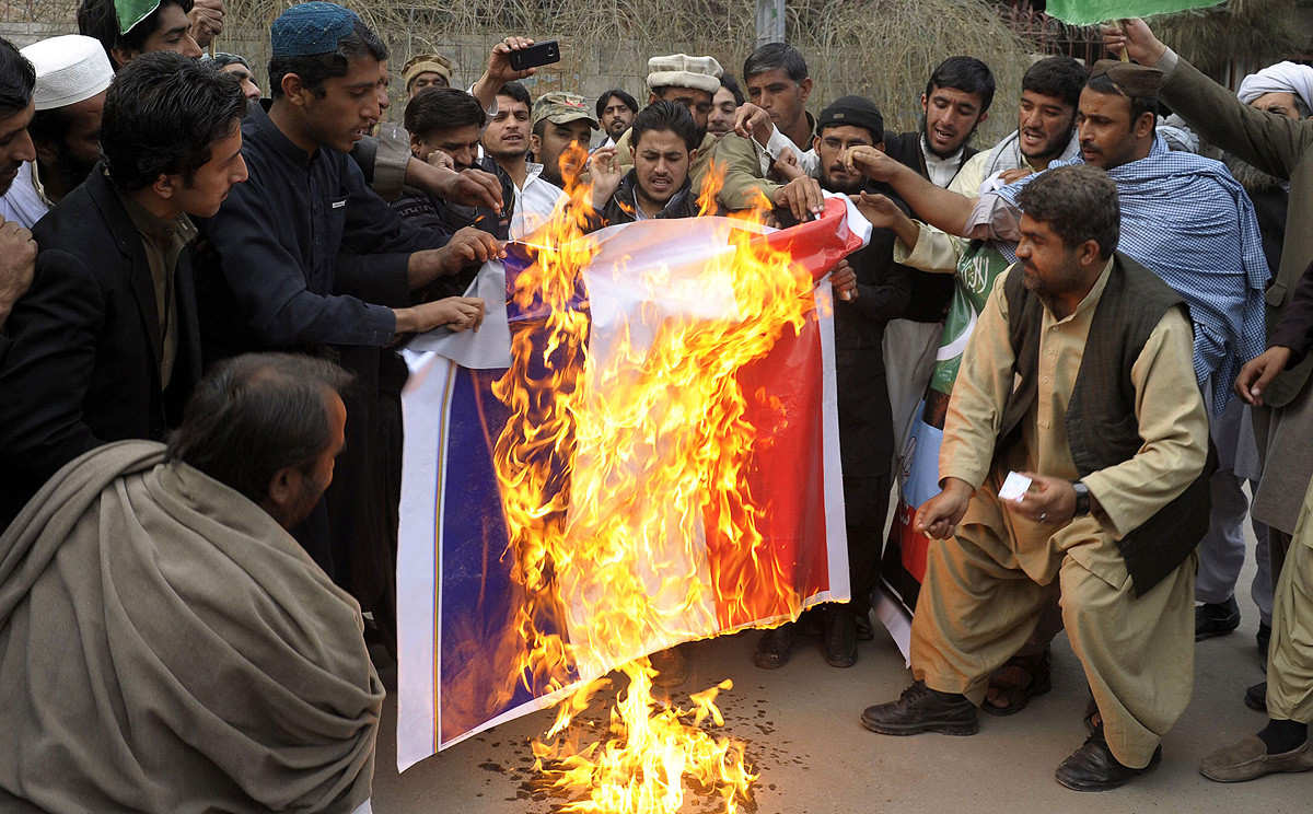 Pakistani demonstrators burn a French flag during a protest in Quetta. Photo: AFP 