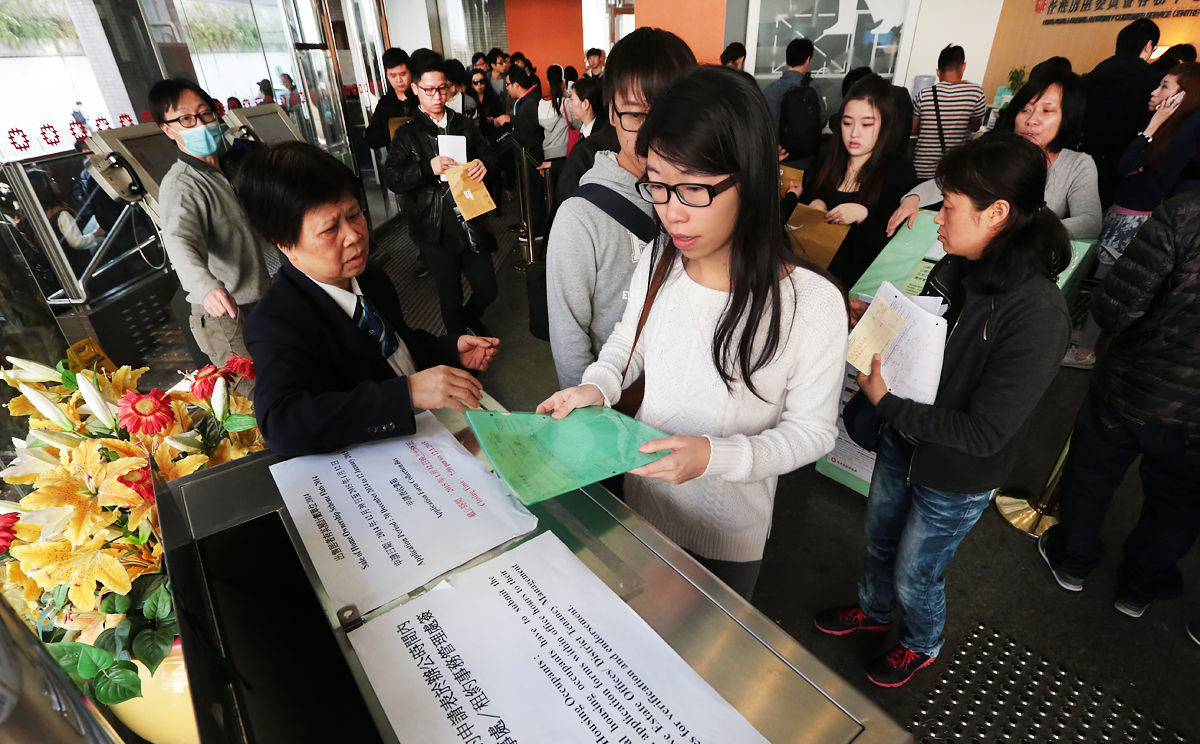 People submit application of new HOS flats at Hong Kong Housing Authority Customer Service Centre in Lok Fu. Authority staff are still counting applications a week after the deadline, but at least 94,500 people are seeking one of the 2,160 homes, offered for 70 per cent of market value. Photo: Felix Wong