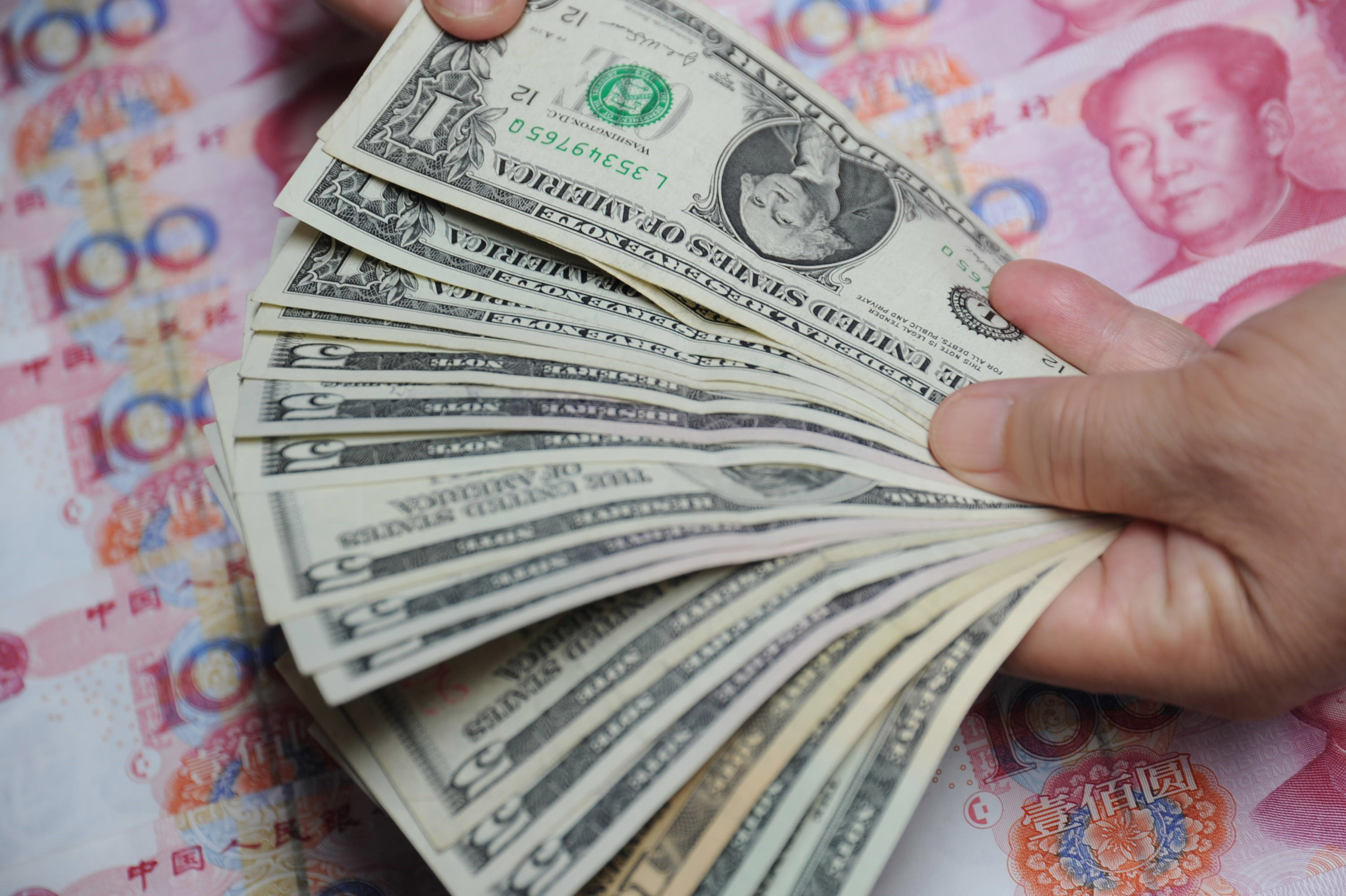 Banks sold a net US$46.5 billion in foreign exchange settlements in China in the fourth quarter of last year. Photo: Xinhua