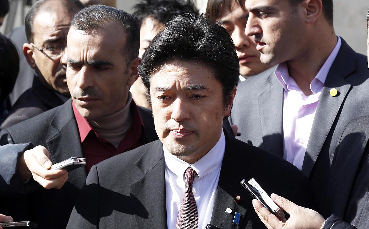 Vice-Foreign Minister Yasuhide Nakayama speaks to reporters in front of the Japanese embassy in Amman, Jordan. Photo: EPA