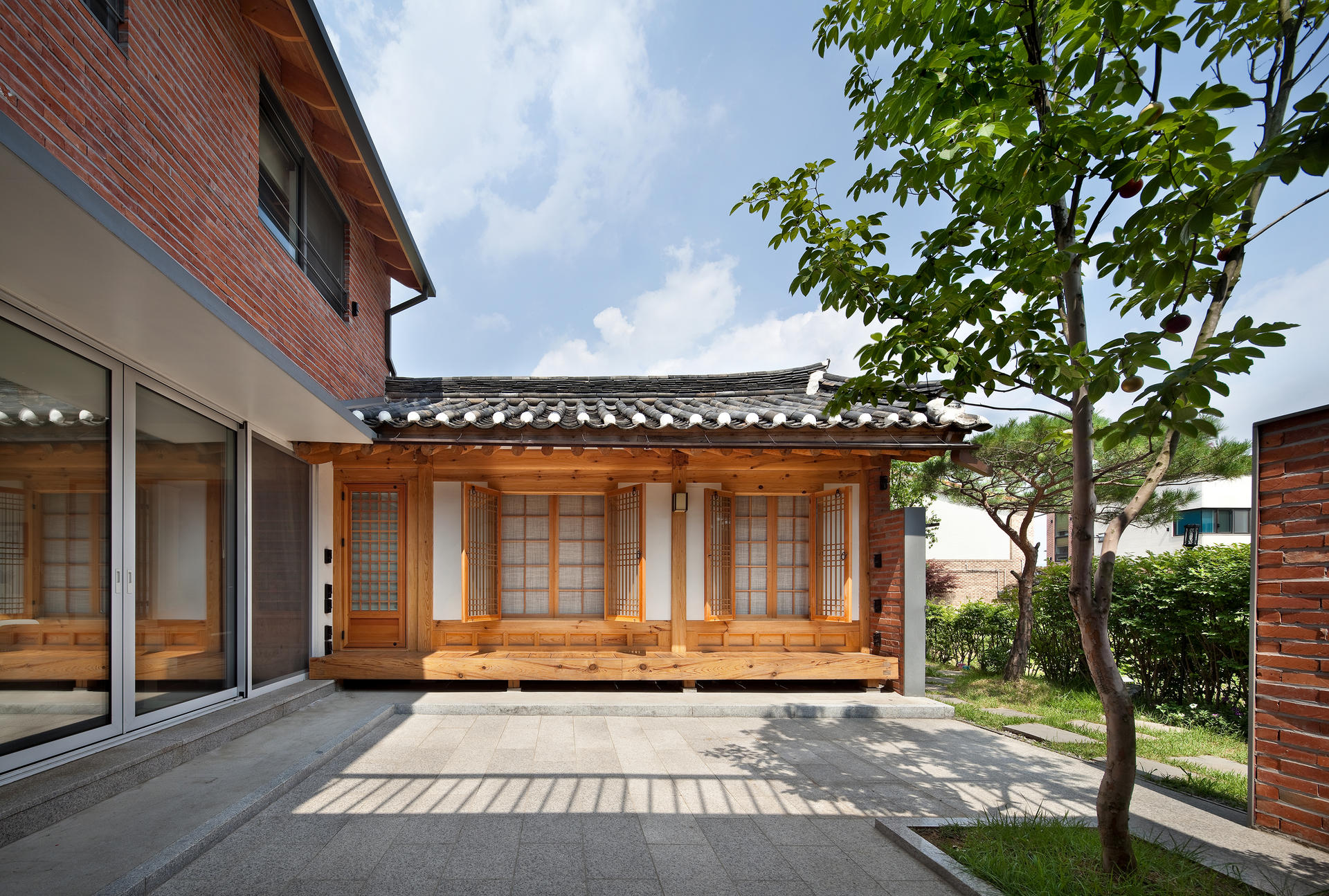 Seoul's Bukchon district is famous for its traditional courtyard homes, where stone, wood and clay are the only construction materials used. Photo: Joonhwan Yoon
