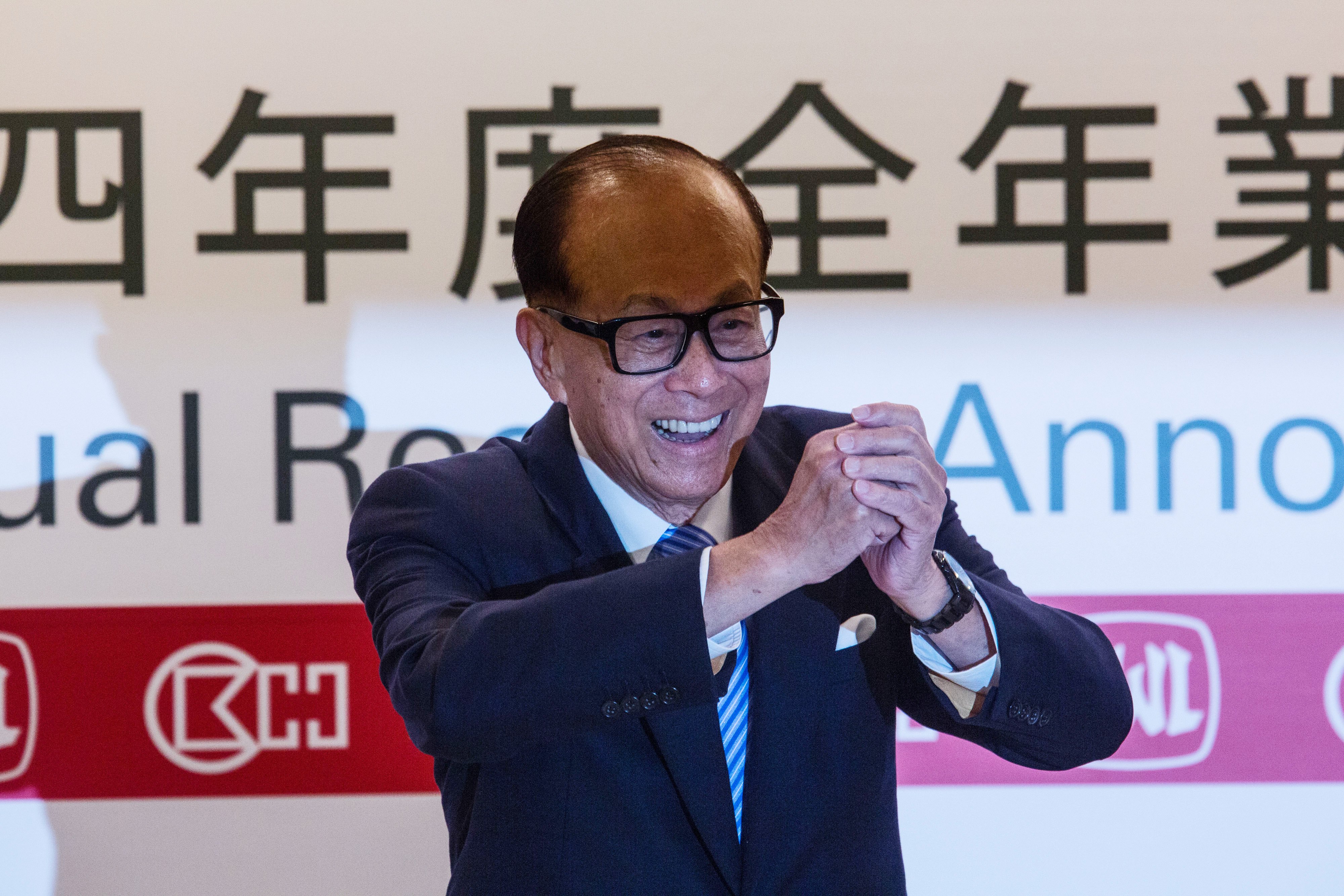 Hutchison Whampoa chairman Li Ka-shing clasps his hands during a conference. Photo: Bloomberg