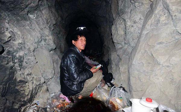 The super-frugal migrant worker from Hebei province keeps only a radio, a quilt and some clothes in his cave in Jinan. Photos: China News Service