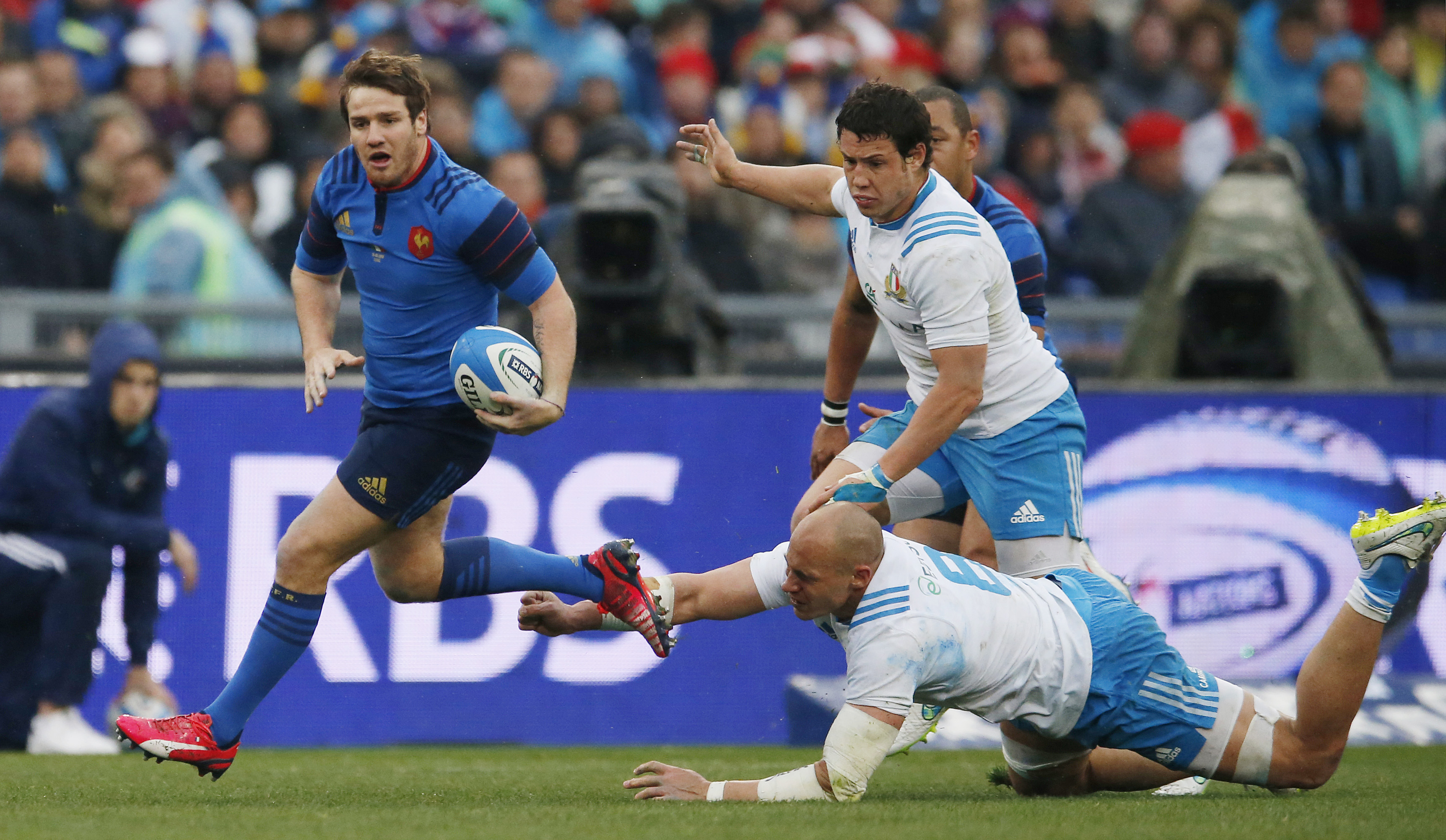 France's Camille Lopez heads for the try line with Italy's Sergio Parisse and Luca Morisi in pursuit. Photo: Reuters
