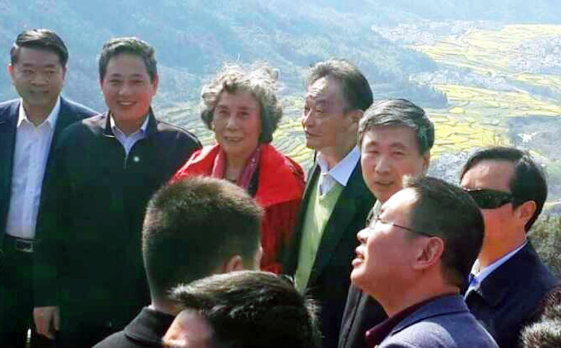 Wu Bangguo (centre) visits a rapeseed farm in Jiangxi. It was the first reported public appearance of the former chairman of the NPC Standing Committee since April. Photo: Sina Weibo