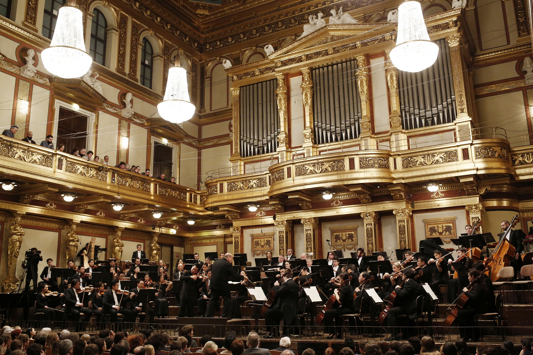 HK Phil playing in Vienna’s Musikverein, arguably Europe’s most prestigious concert hall (led by music director Jaap van Zweden, with renowned violinist Ning Feng (Photo Credit: Dieter Nagl) 