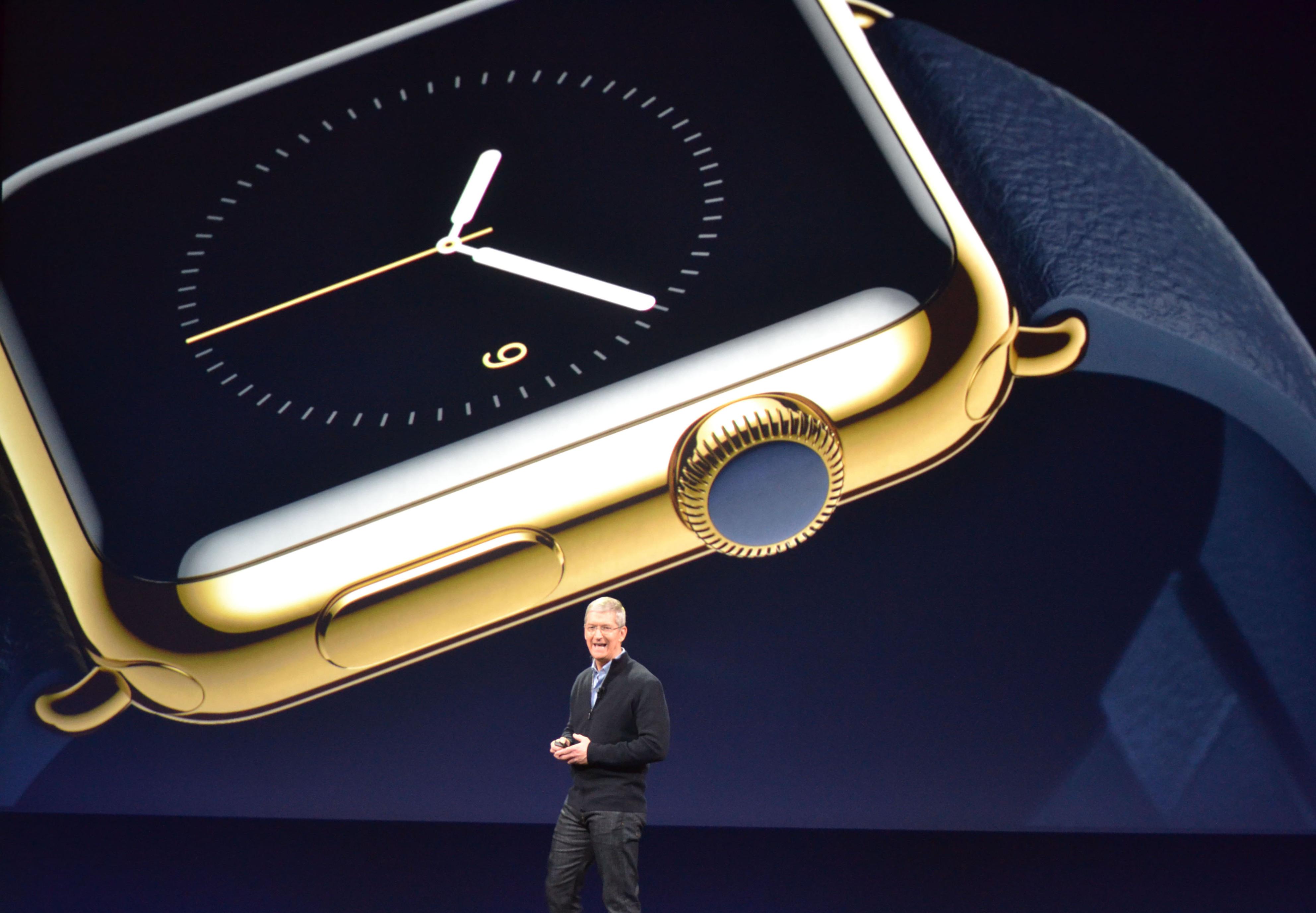 Apple CEO Tim Cook unveils the gold Apple Watch at an event in San Francisco in March 2015. Photo: Kyodo