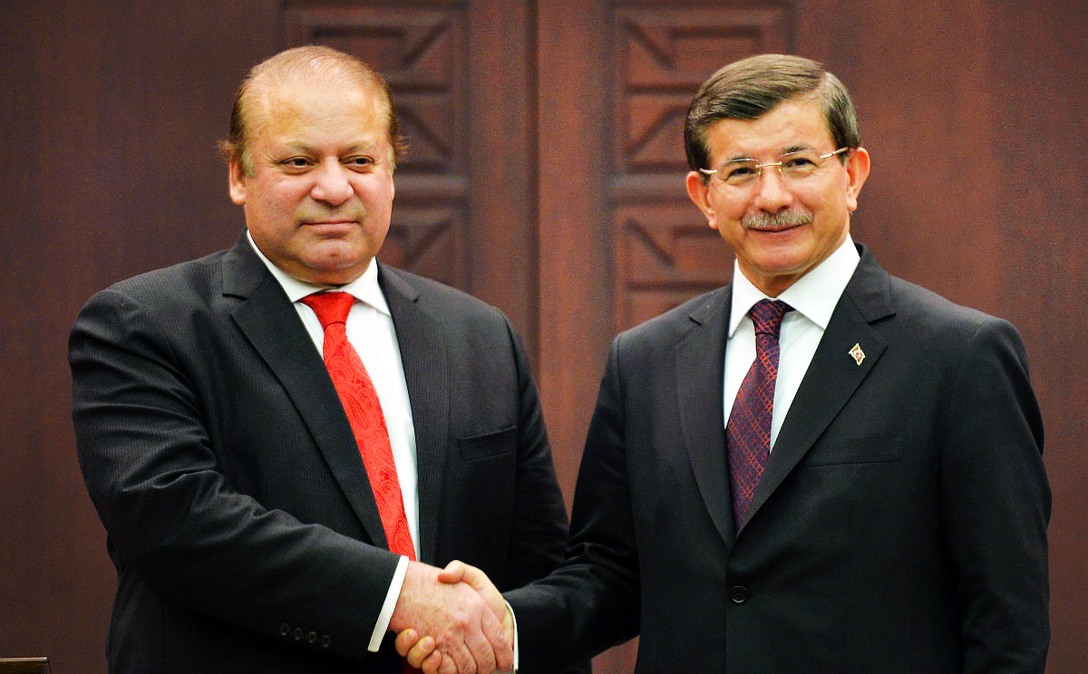 Pakistan's Nawaz Sharif (left) and Turkey's Ahmet Davutoglu. Photo: Xinhua