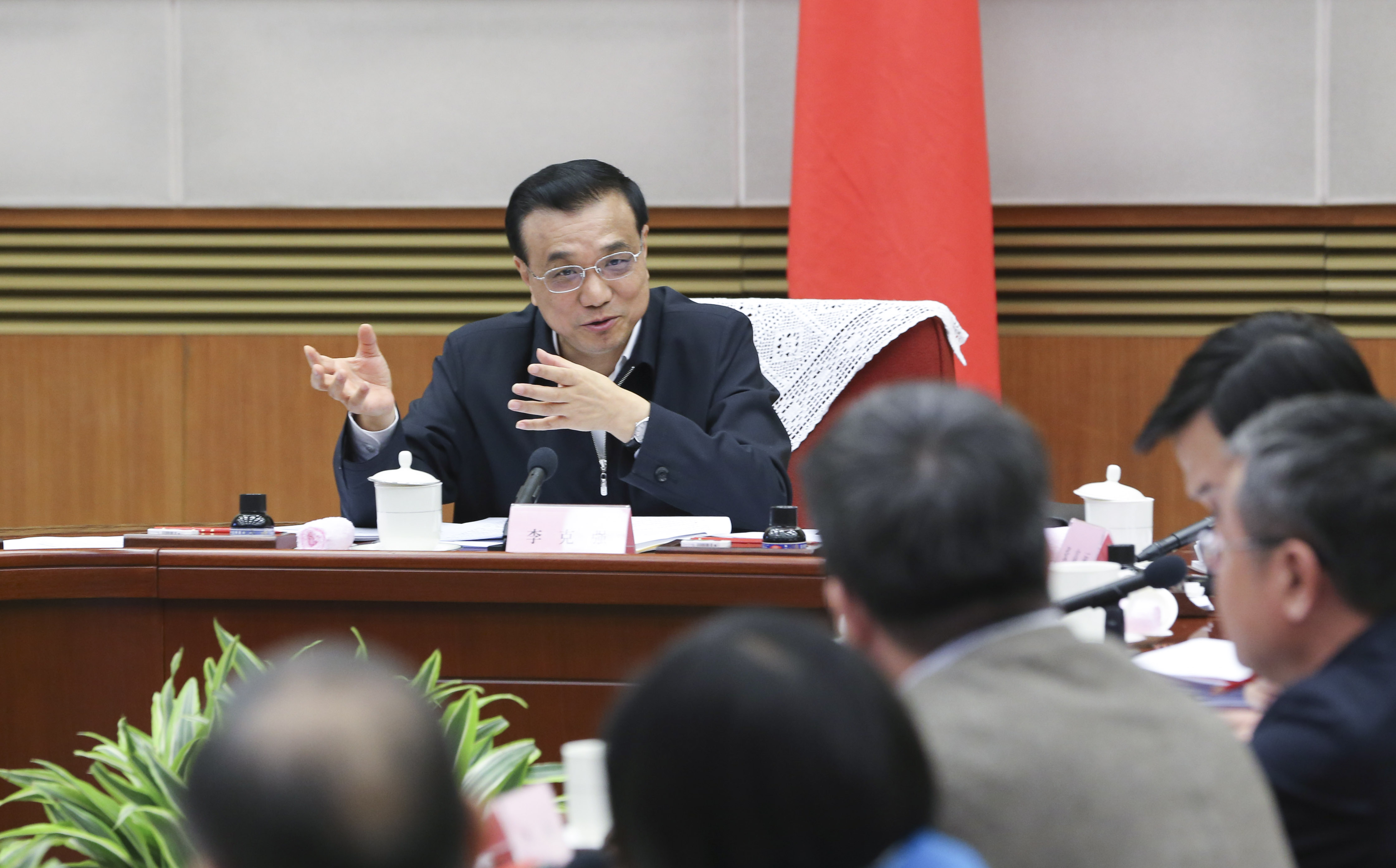 Chinese Premier Li Keqiang presides over a symposium on current economic situation in Beijing. Photo: Xinhua