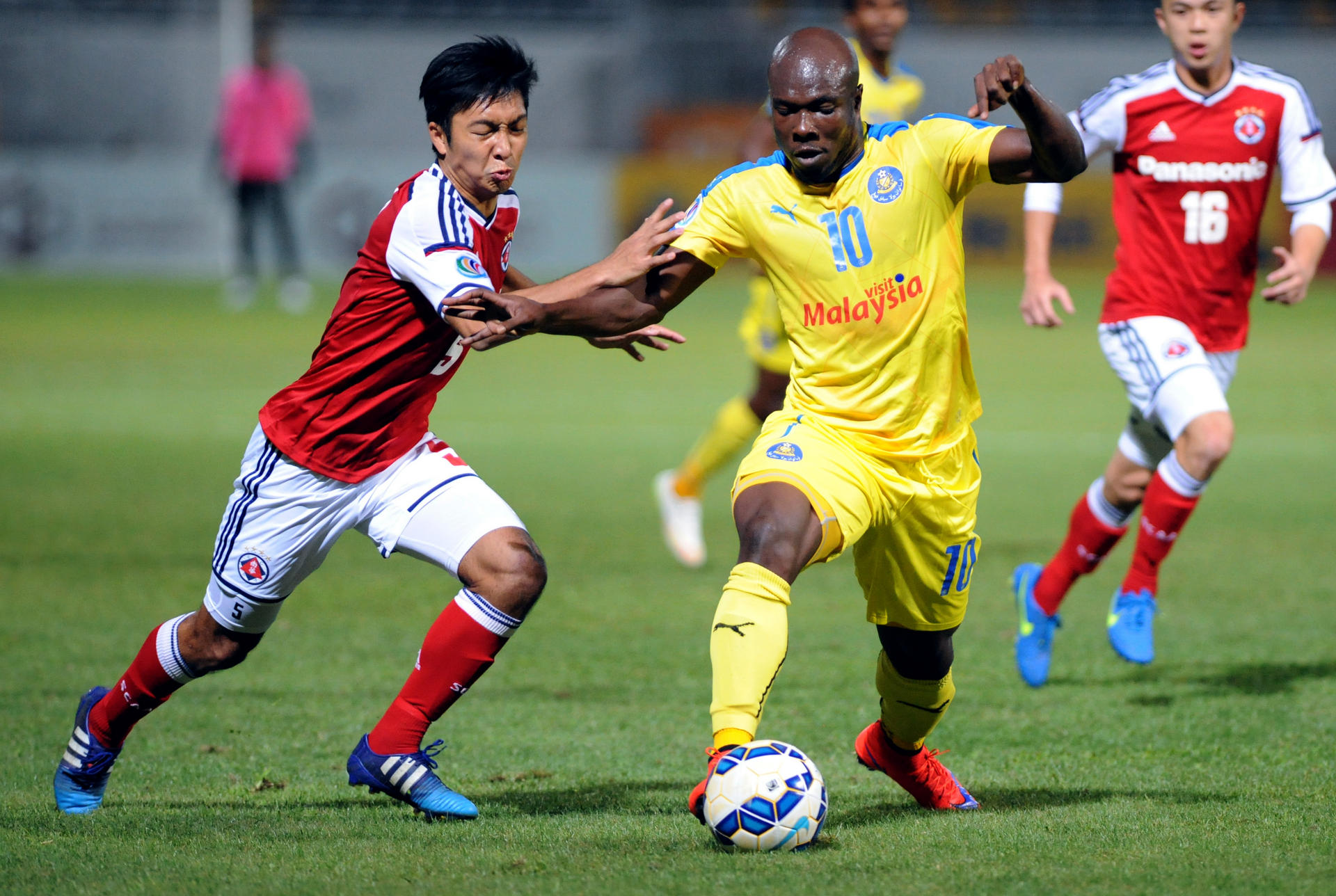 South China defender Chak Ting-fung tries to shut down Pahang's Dickson Nwakaeme in their AFC Cup group clash. South China won 3-1. Photos: Xinhua