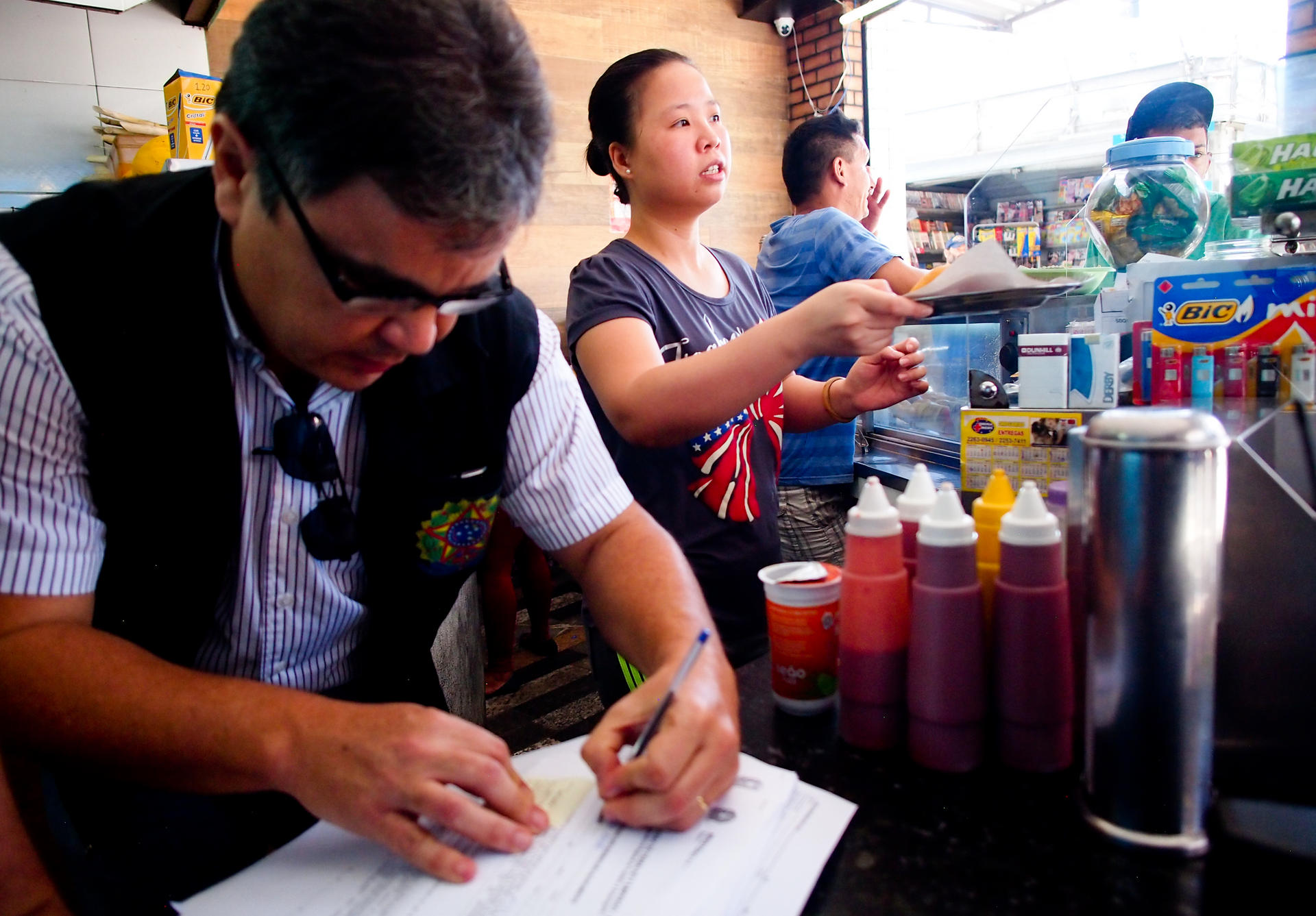 Investigators at a Chinese cafeteria in Rio.Photo: Heriberto Araújo