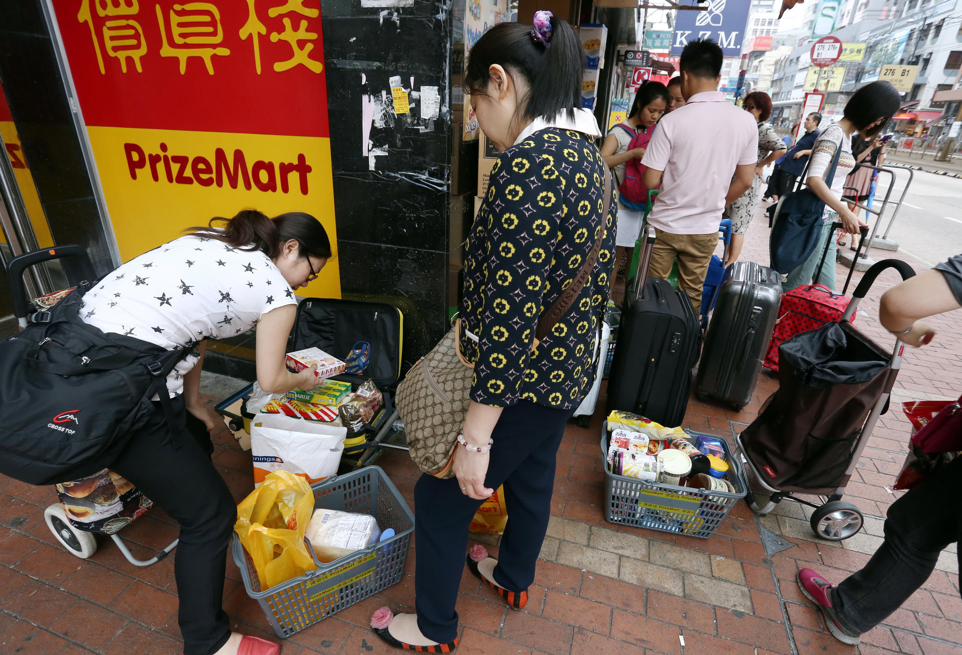 Busy traders in Yuen Long yesterday.Photo: Jonathan Wong