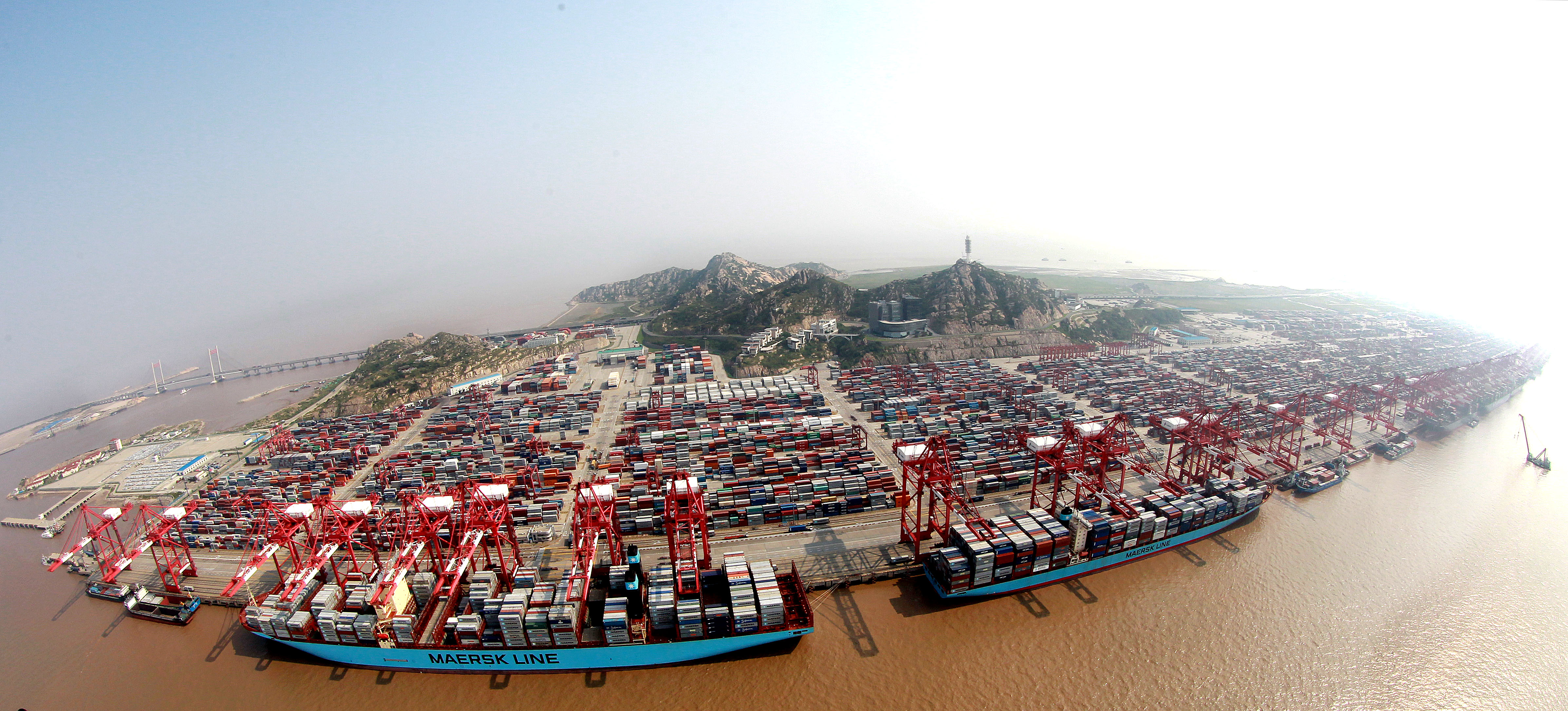 Under new free-trade zone rules, investments by foreign companies will be strictly reviewed if they involve a controlling stake of any business deemed vital to national defence. Photo: Xinhua