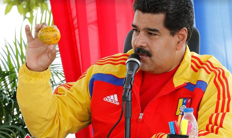 President Nicolas Maduro displays his mango with a message. Photo: www.nicolasmaduro.org.ve