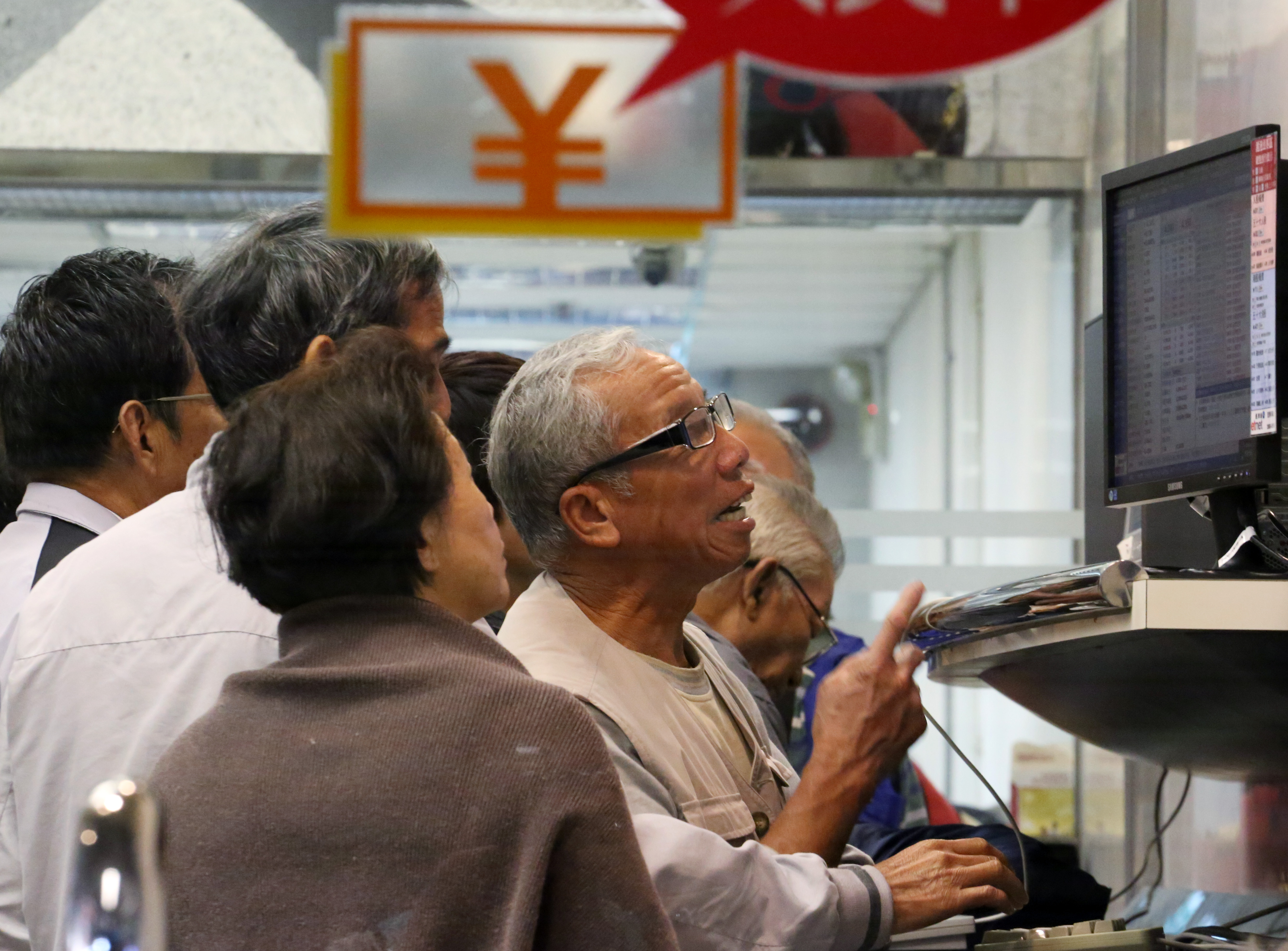 Investors in Hong Kong keep an eye on the stock market as changes in travel habits of Chinese tourists would boost stocks of companies like online travel agencies. Photo: Felix Wong