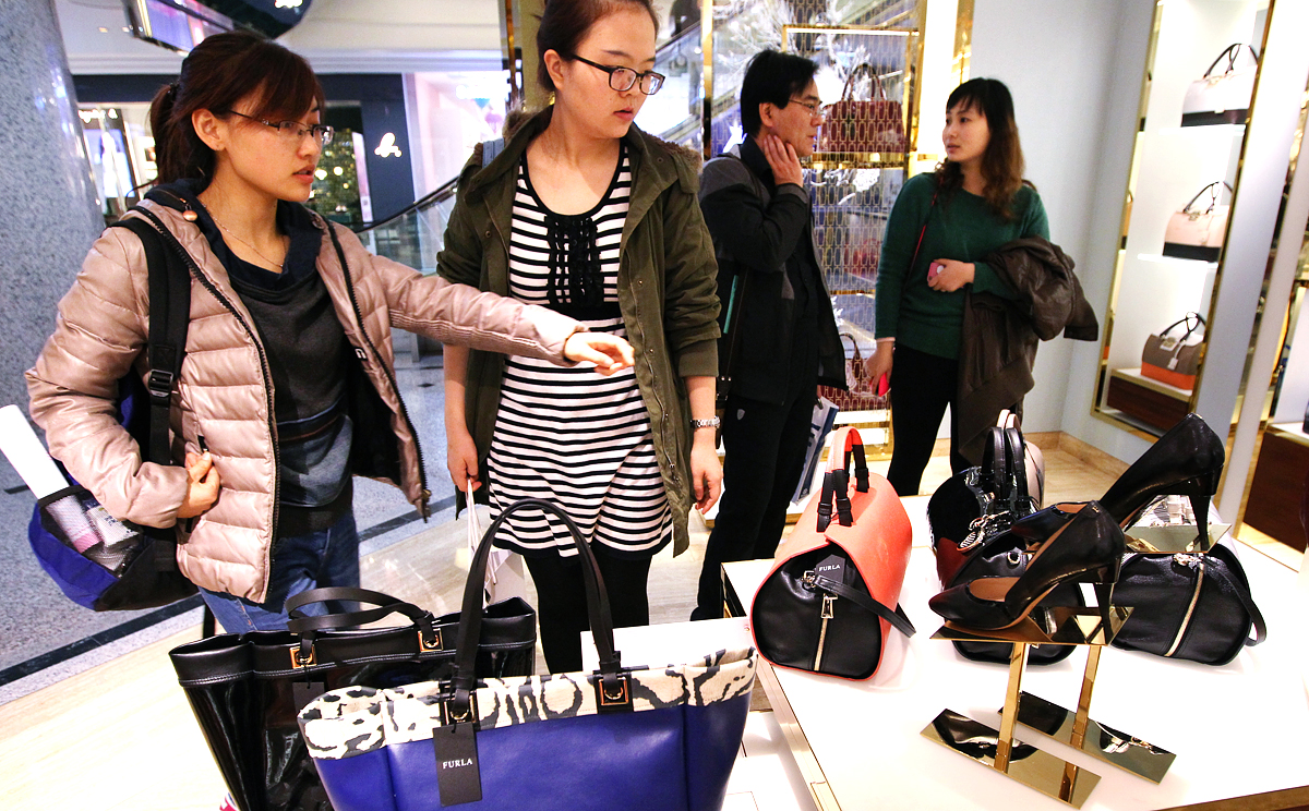 Retail sales in the first three months decreased by 2.3 per cent in value, compared with the same quarter last year, but retail volume was virtually unchanged. Photo: Nora Tam
