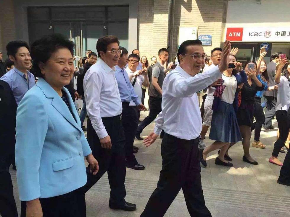 China's Premier Li visits the Zhongguancun technology park. Photo: QQ.com