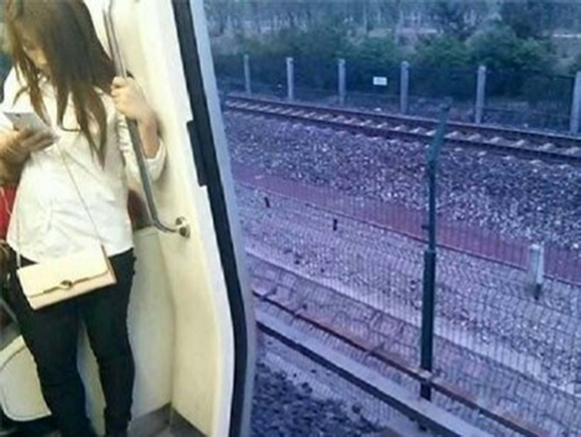 The train left Wudaokou station in Beijing without shutting its doors and travelled for about six minutes before stopping. Photo: Weibo 