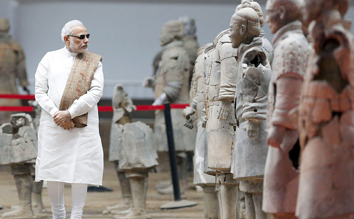 Indian Prime Minister Narendra Modi inspects sculptures of the Terracotta Army in Xian in Shaanxi province. Photo: AFP