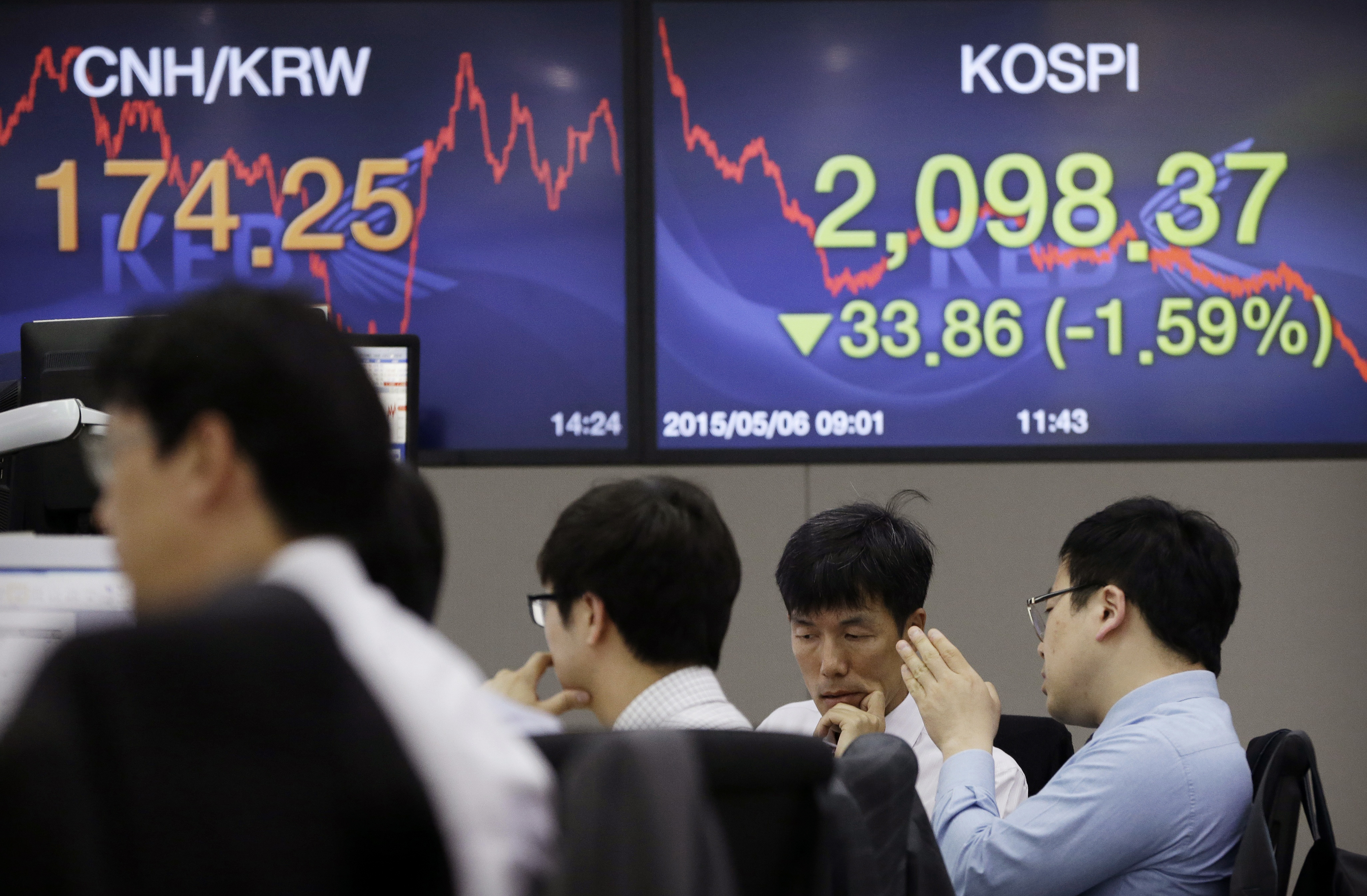 The rate of the CNH looms in the background of currency traders in Korea. China's yuan strengthened for the third day running. Photo: AP