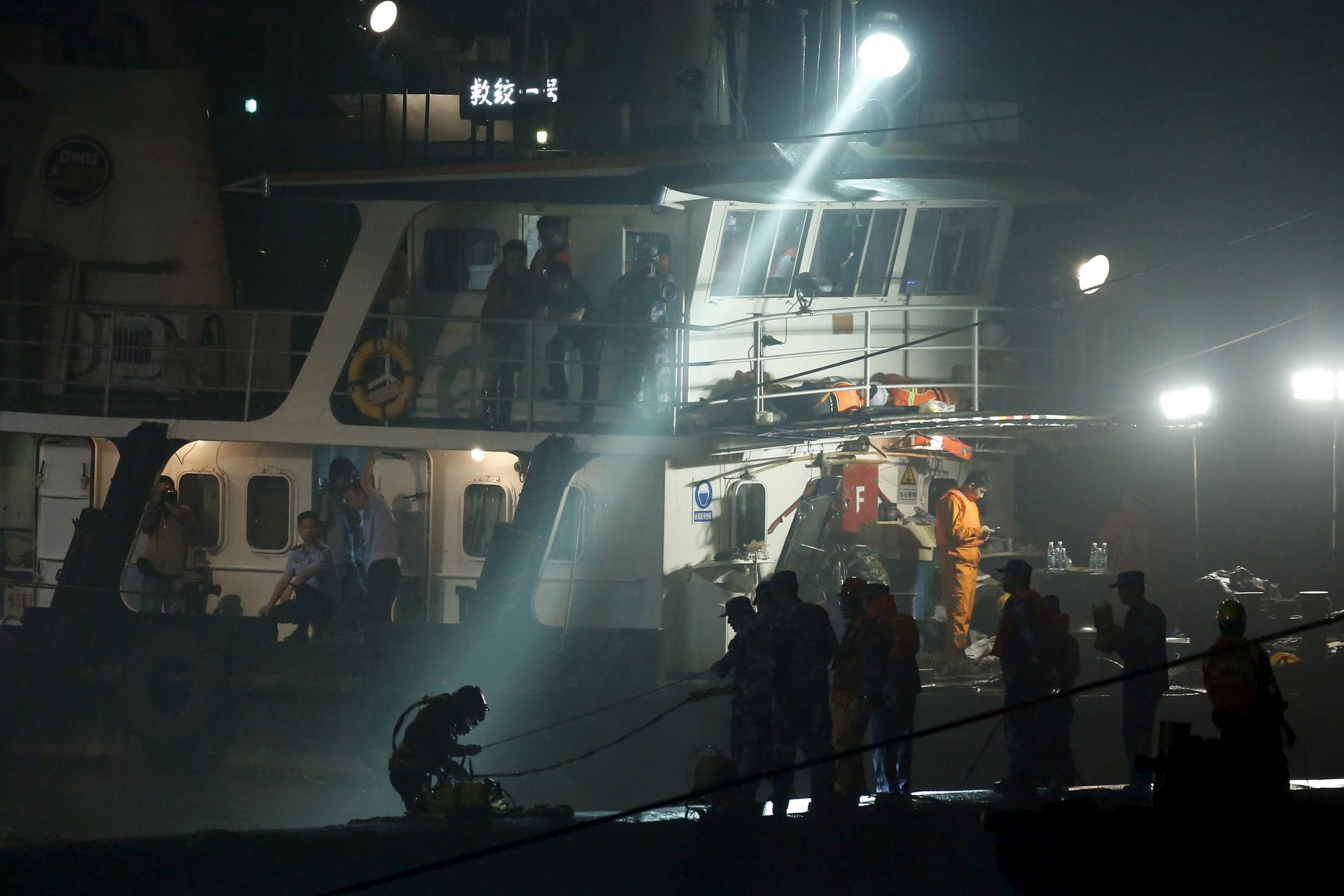 Rescue workers atop the Eastern Star search for more bodies in the capsized cruise ship in the Jianli section of the Yangtze River on Wednesday. Photo: Reuters