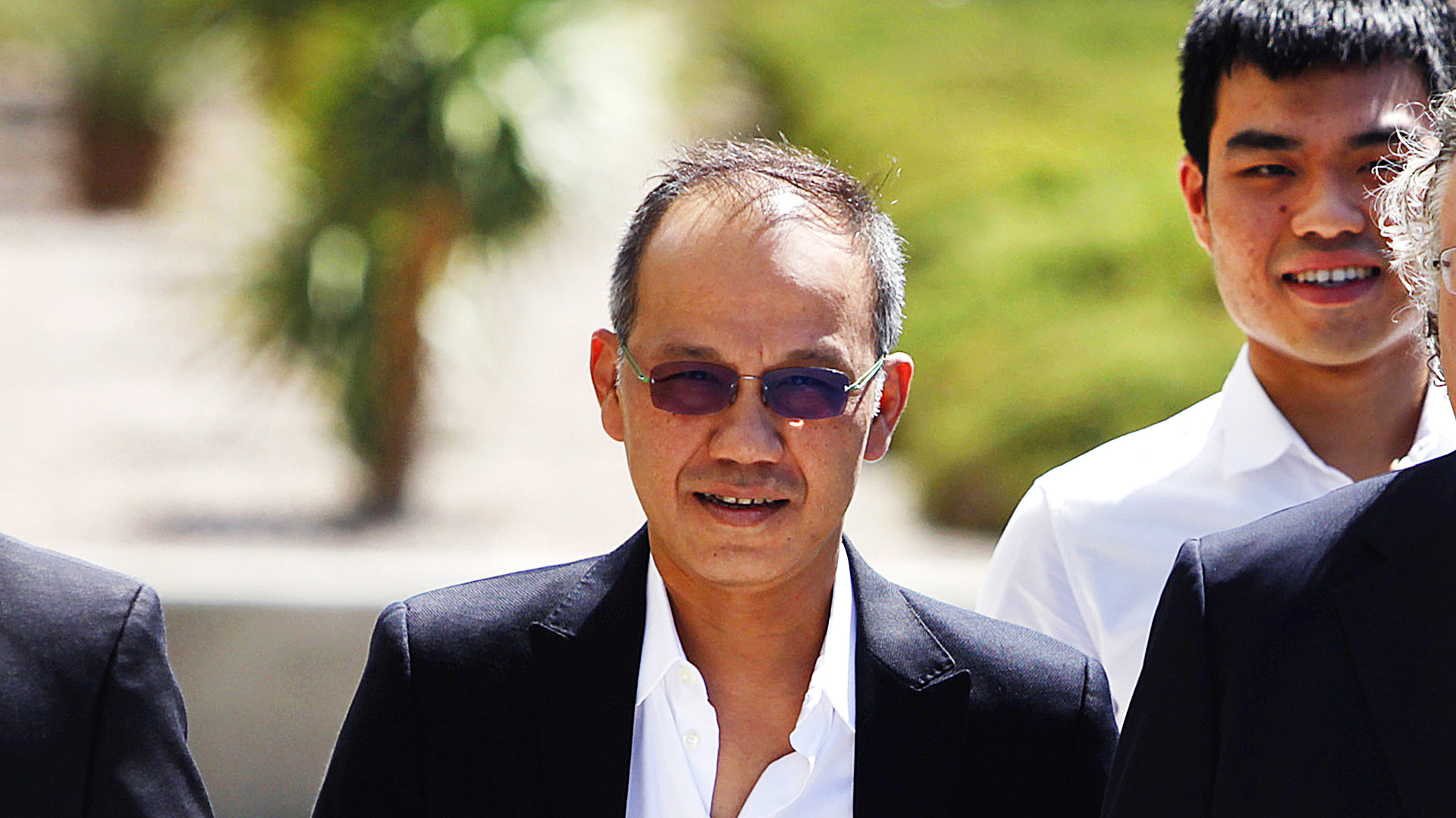 Paul Phua and his son Darren (right) walk to a courthouse in Las Vegas with their attorney Richard Schonfeld in August 2014. Photo: AP