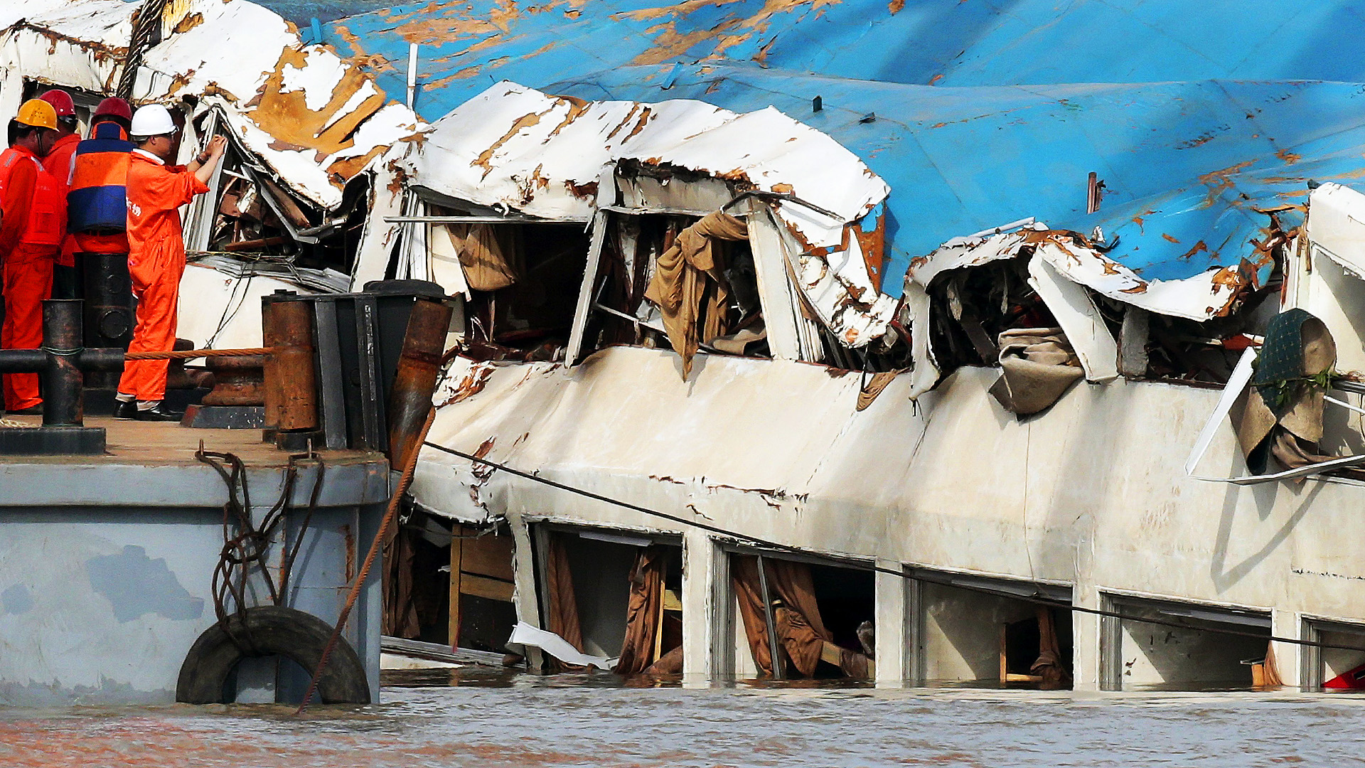Hoists lift the capsized cruise ship in the Yangtze River. Photo: Reuters