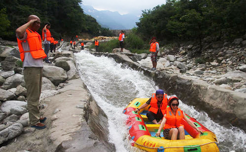 The couple are saluted as they raft down the river. Photo: Sina News