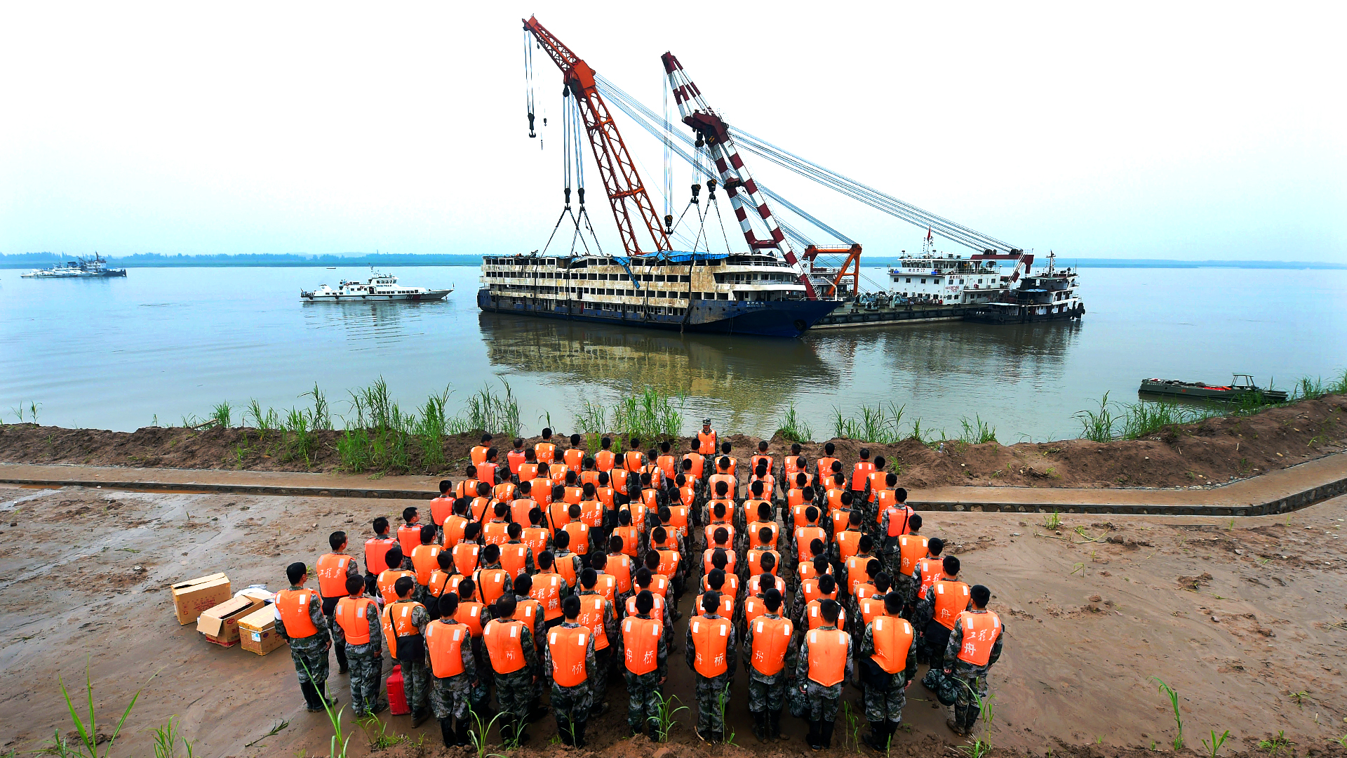 Officers and soldiers stand in silent tribute to those who died aboard the Eastern Star. Photo: Xinhua