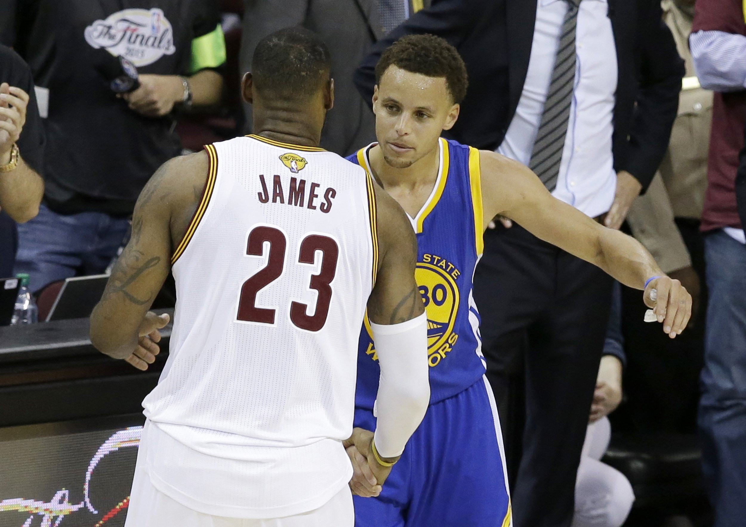 LeBron James congratulates Stephen Curry. Photo: AP