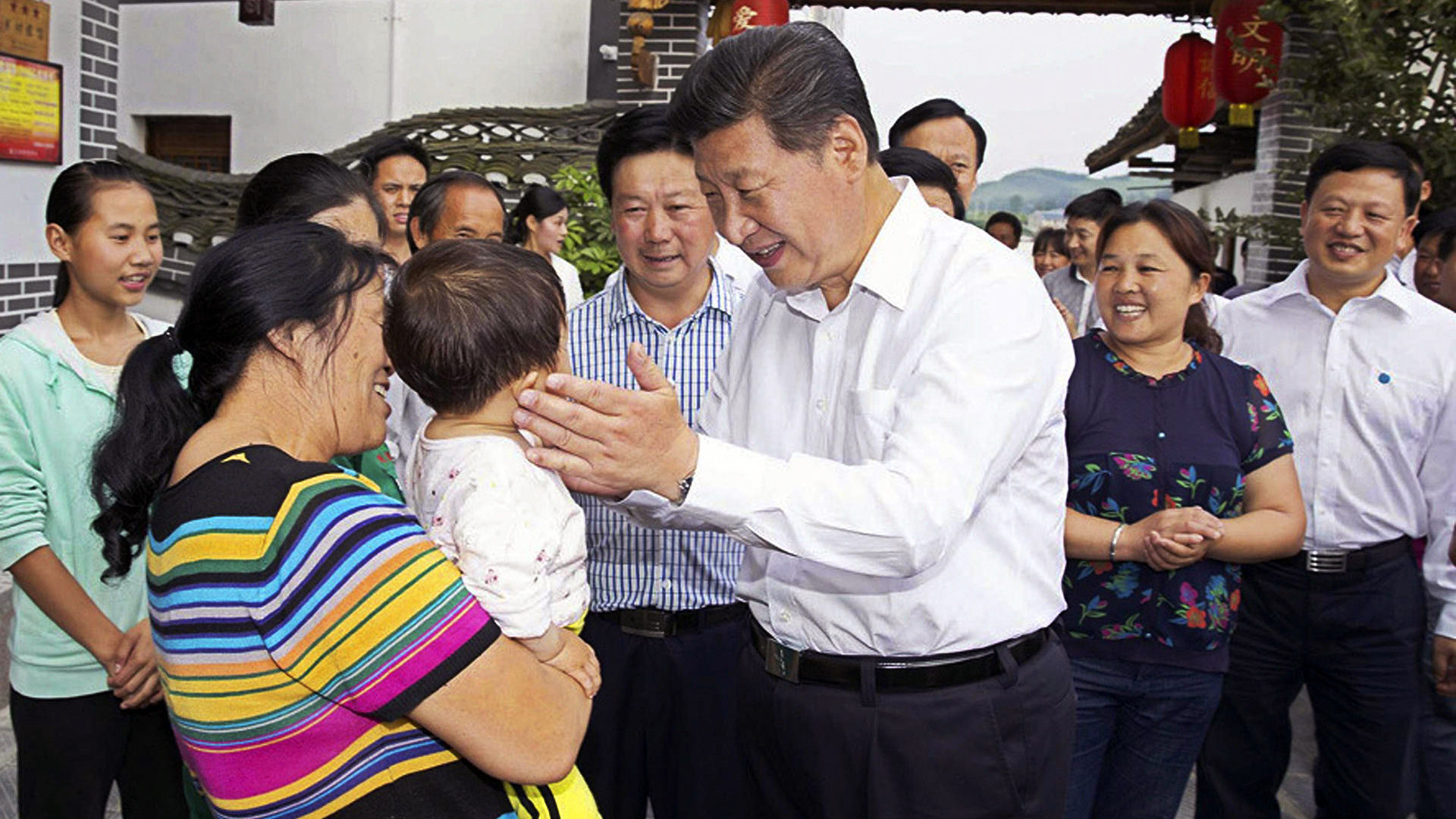President Xi Jinping talks with villagers in impoverished Guizhou province's Huamao village to find out more about their daily lives. Photo: Xinhua