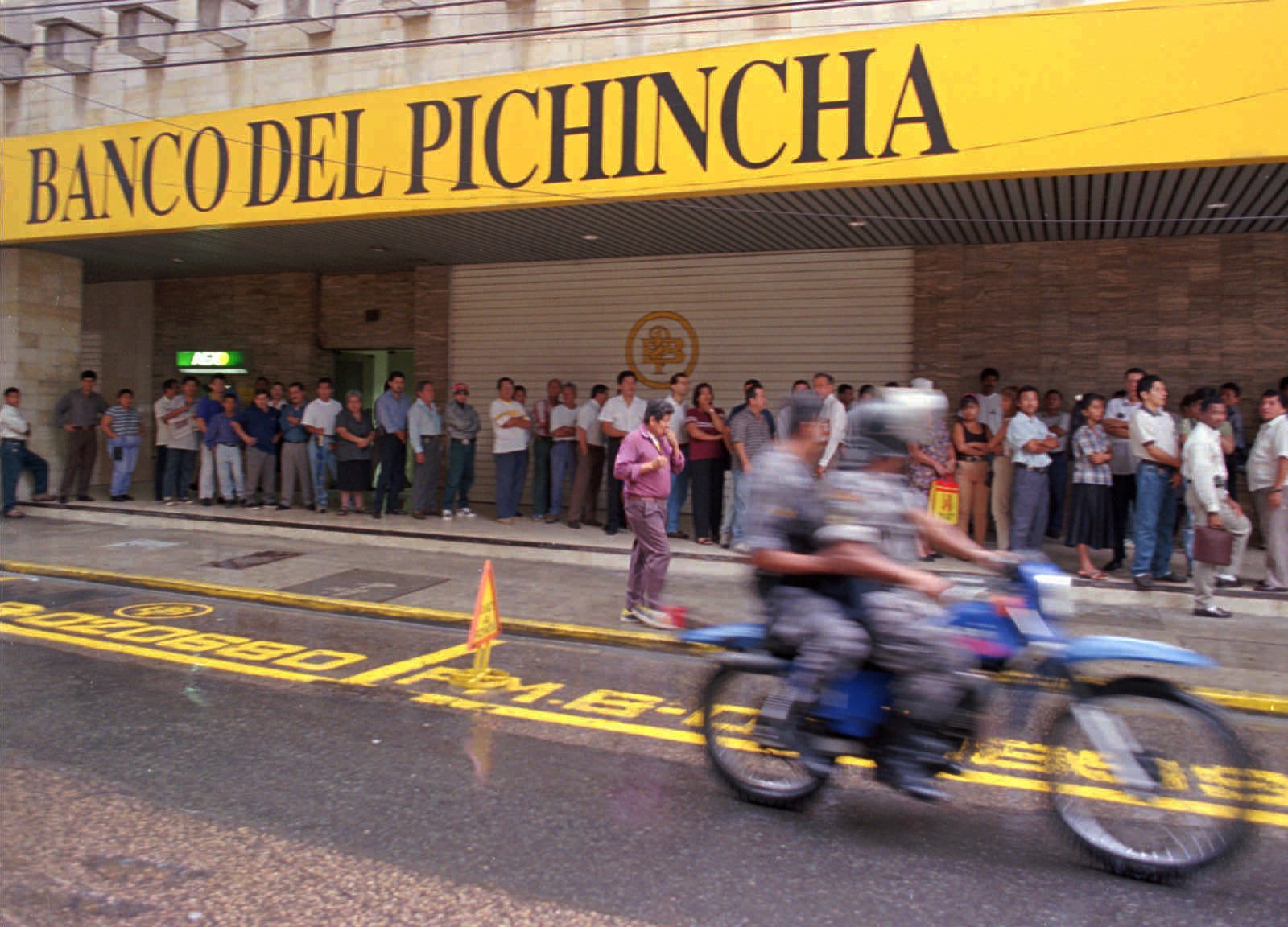 People line up in downtown Guayaquil, Ecuador in 1999 around the time it dollarized its economy, which allowed the government there to import a rule of law that stabilized the economy and offers a lesson to other countries in the region like Venezuela. Photo: AFP 