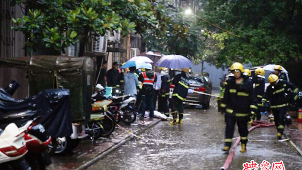 The scene outside the dormitory fire, which killed 13 people in Zhengzhou on Thursday. Photo: Hnr.cn 