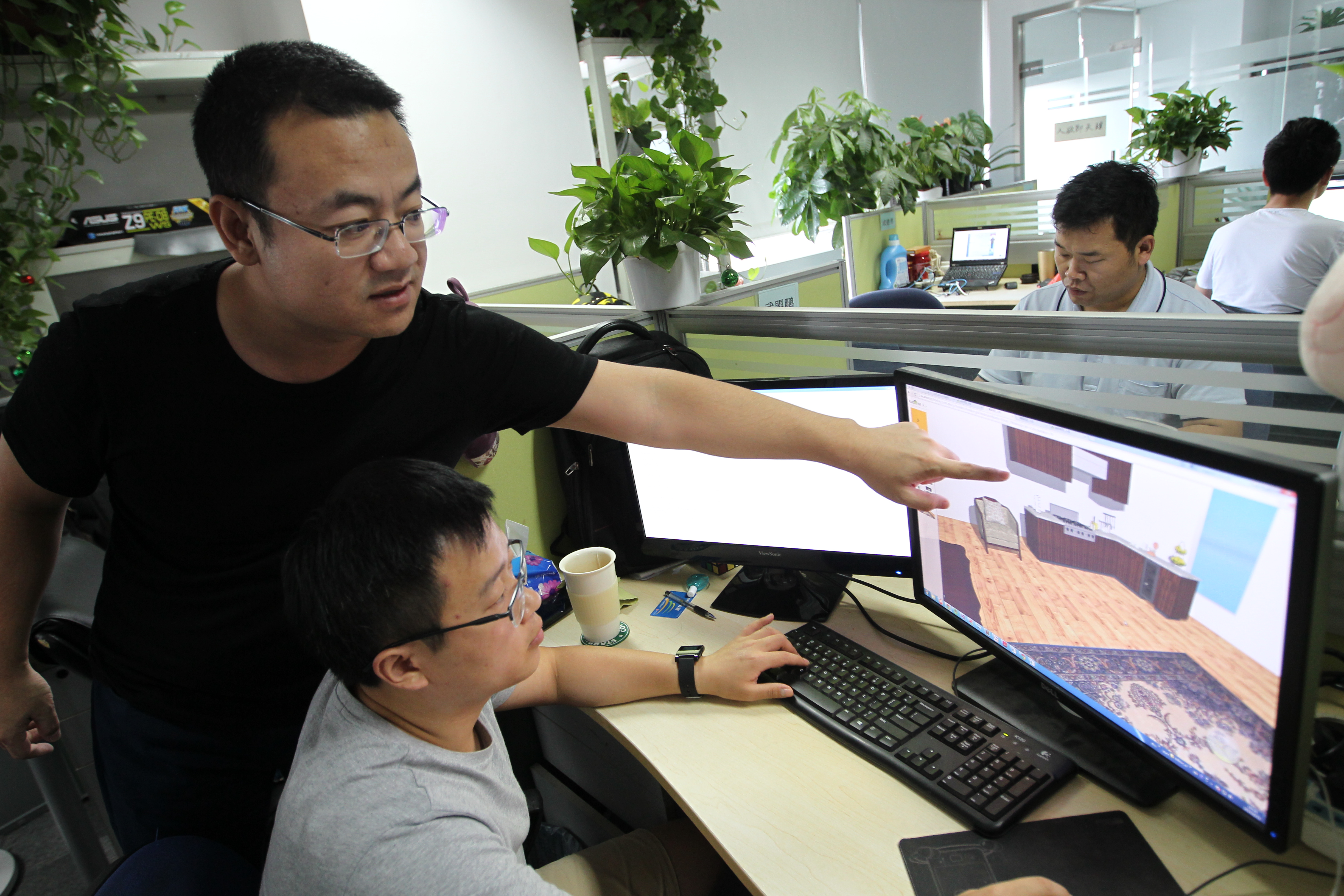 Biyao.com founder Bi Sheng also sees a niche in China's e-commerce market for customised product purchases, which have already taken off in the US. Here he demonstrates his website's 3D software. Photo: Simon Song