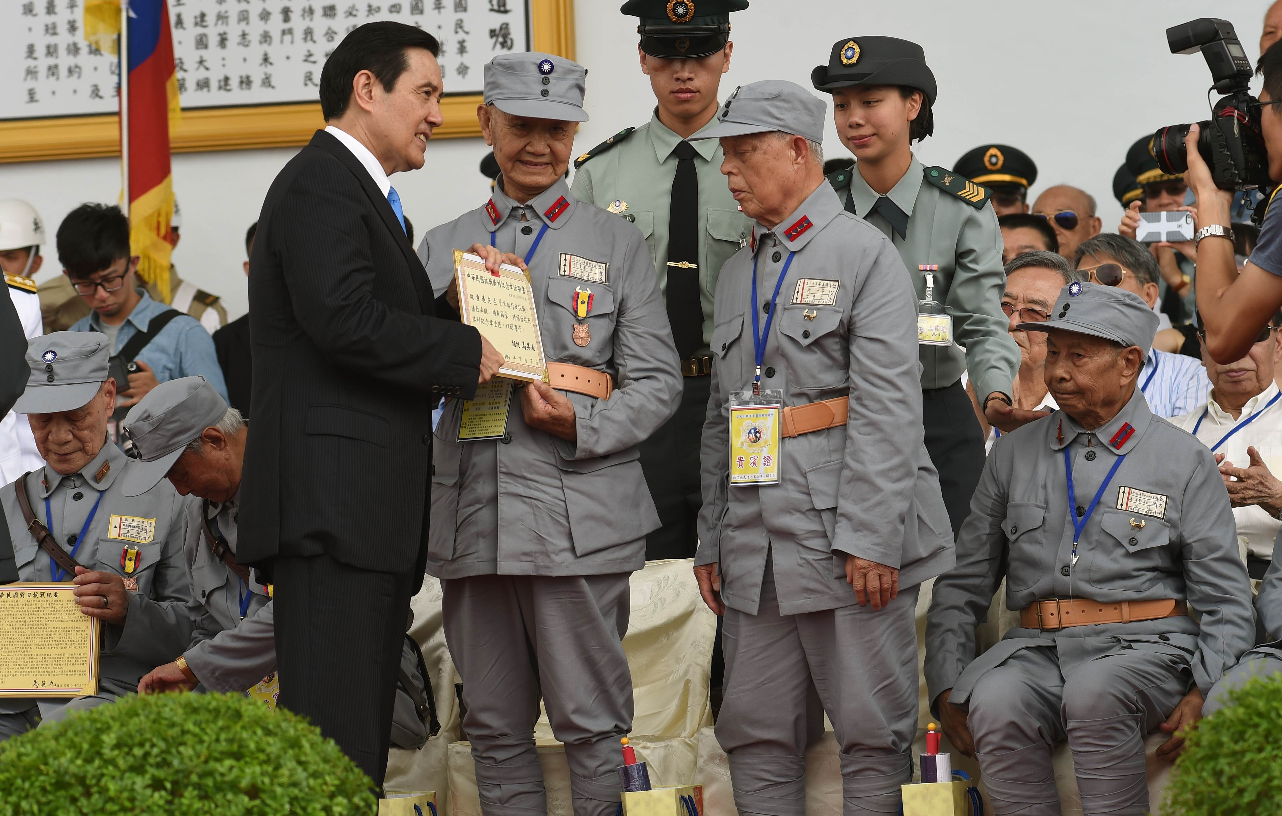  A veteran receives a certificate from President Ma Ying-jeou at the 70th anniversary parade. Photo: AFP