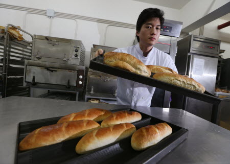 Young Post's John Kang is making bread in Chai Wan as part of a series of articles on summer jobs. Photo: David Wong 
