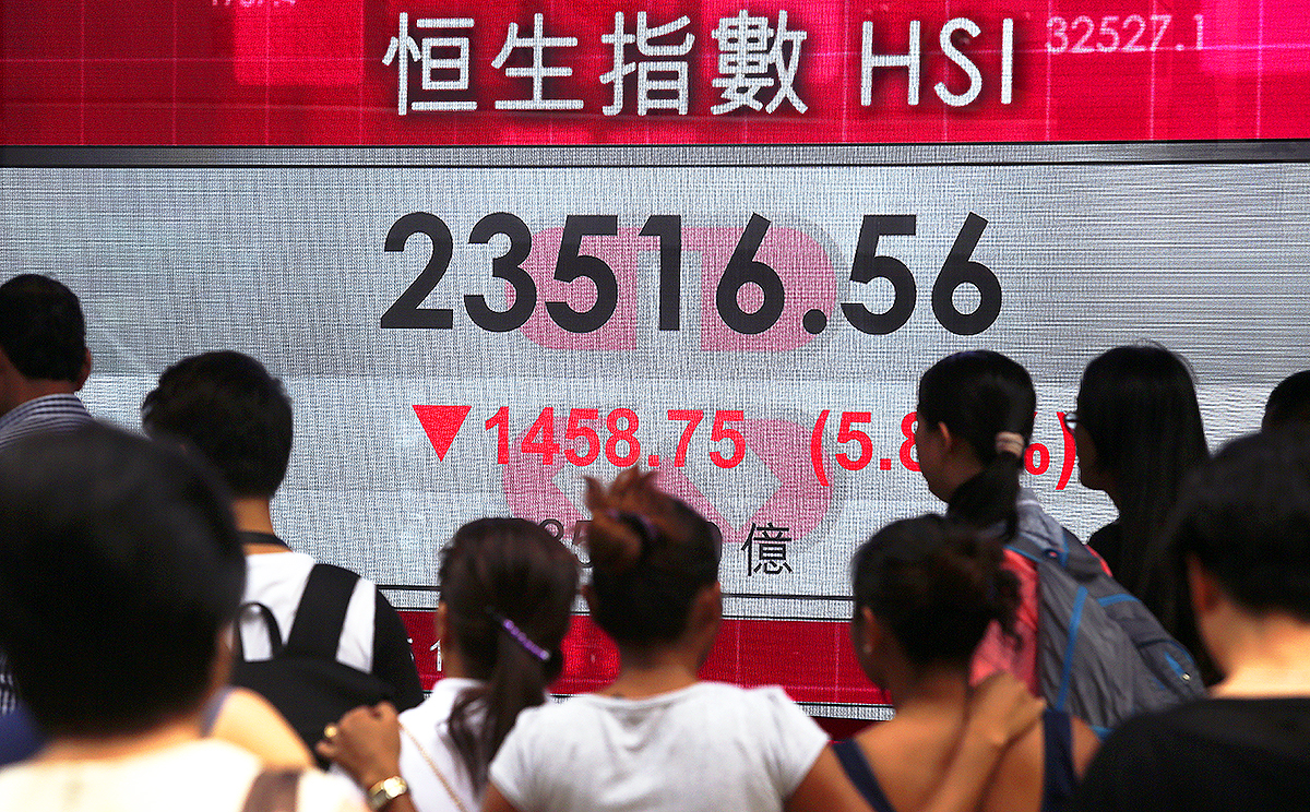 The Hang Seng Index dropped over 2,100 points on Wednesday as a rout in the mainland spilled over into Hong Kong. Photo: Sam Tsang