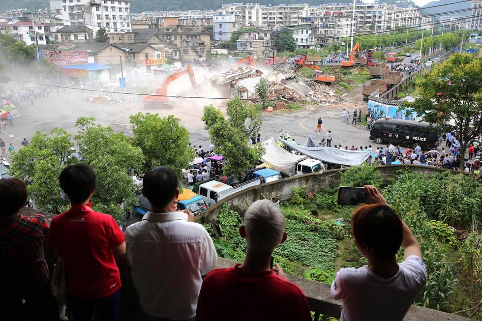 The two houses were finally destroyed after standing in the way of the construction of Xianrendong Road for three years. Photo: China.cnr.com