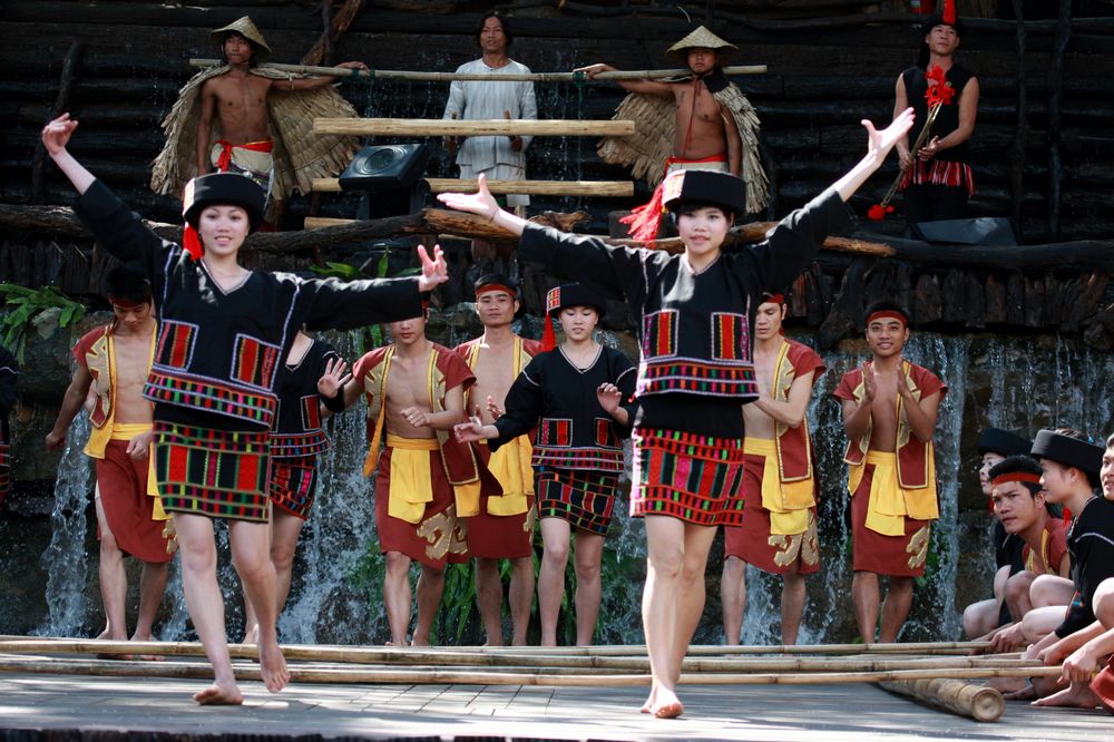Cultural attractions include a show by the Li minority. Photo: ImagineChina