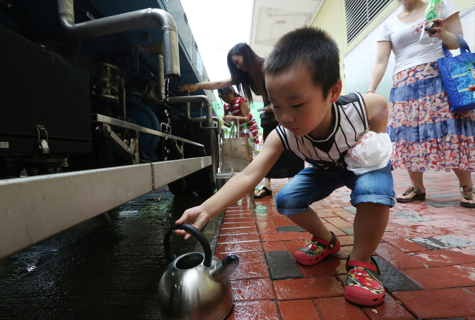 Kai Ching residents turn to temporary water supplies for now. Photo: Felix Wong