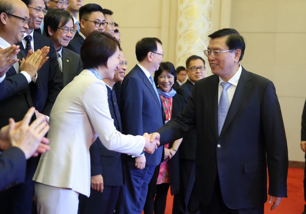 Zhang Dejiang welcomes DAB leader Starry Lee in Beijing. The NPC chairman spent two hours in talks with the party. Photo: Xinhua