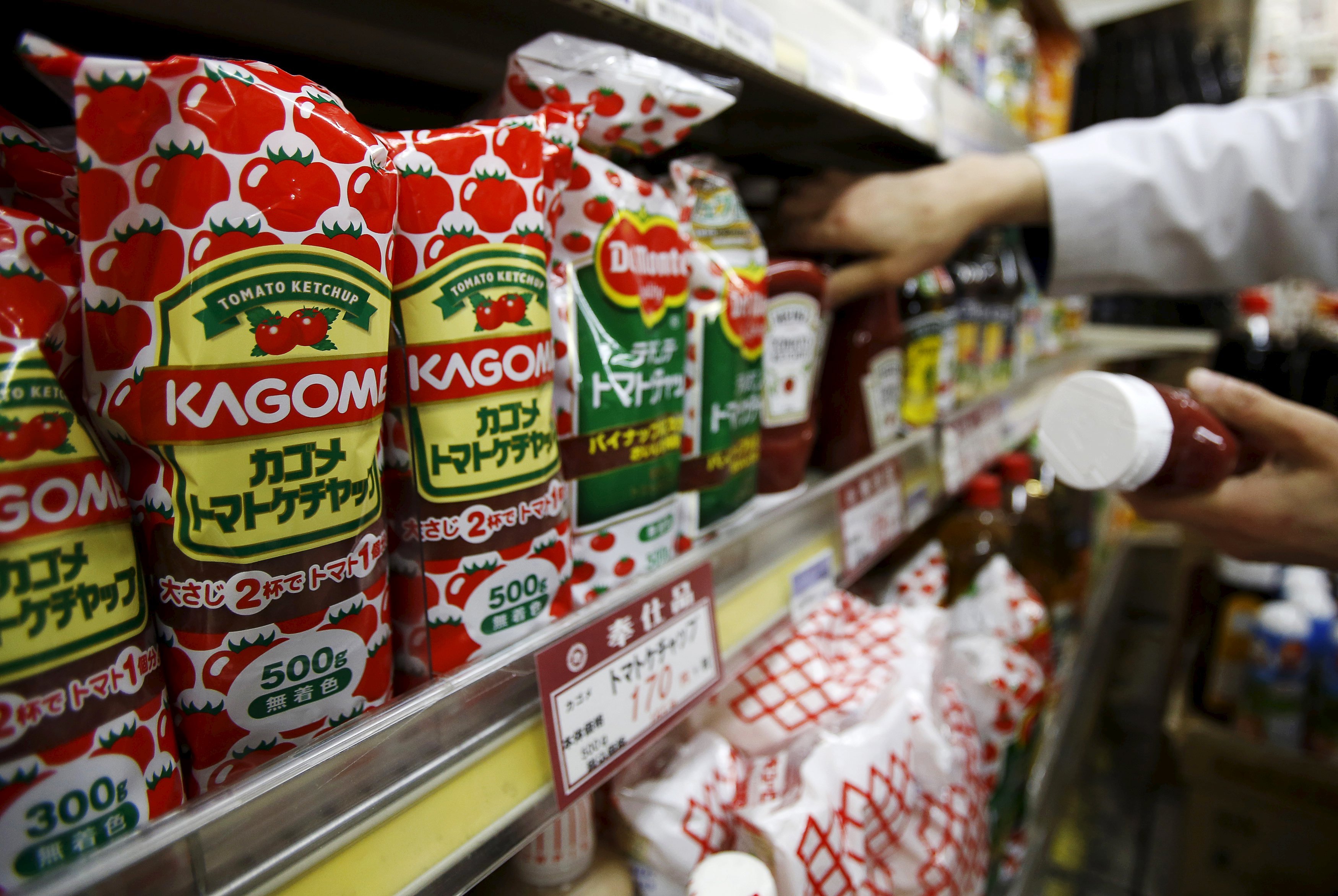 Kagome's tomato ketchup bottles (L) are displayed with their price tag at Yoshiike supermarket in Tokyo as the Bank of Japan is taking advantage of a gradual rise in food prices, from yogurt and ketchup to "gyudon" beef rice bowls to say inflation is picking up. Photo: Reuters