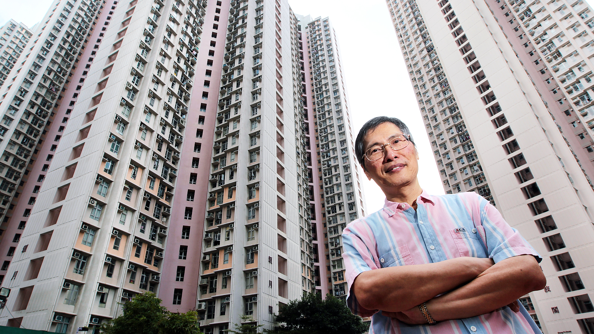 Tin Chung Court resident Mok Yim-hay has taken on the Housing Authority over HK$70 million in outstanding management fees. Photo: Bruce Yan