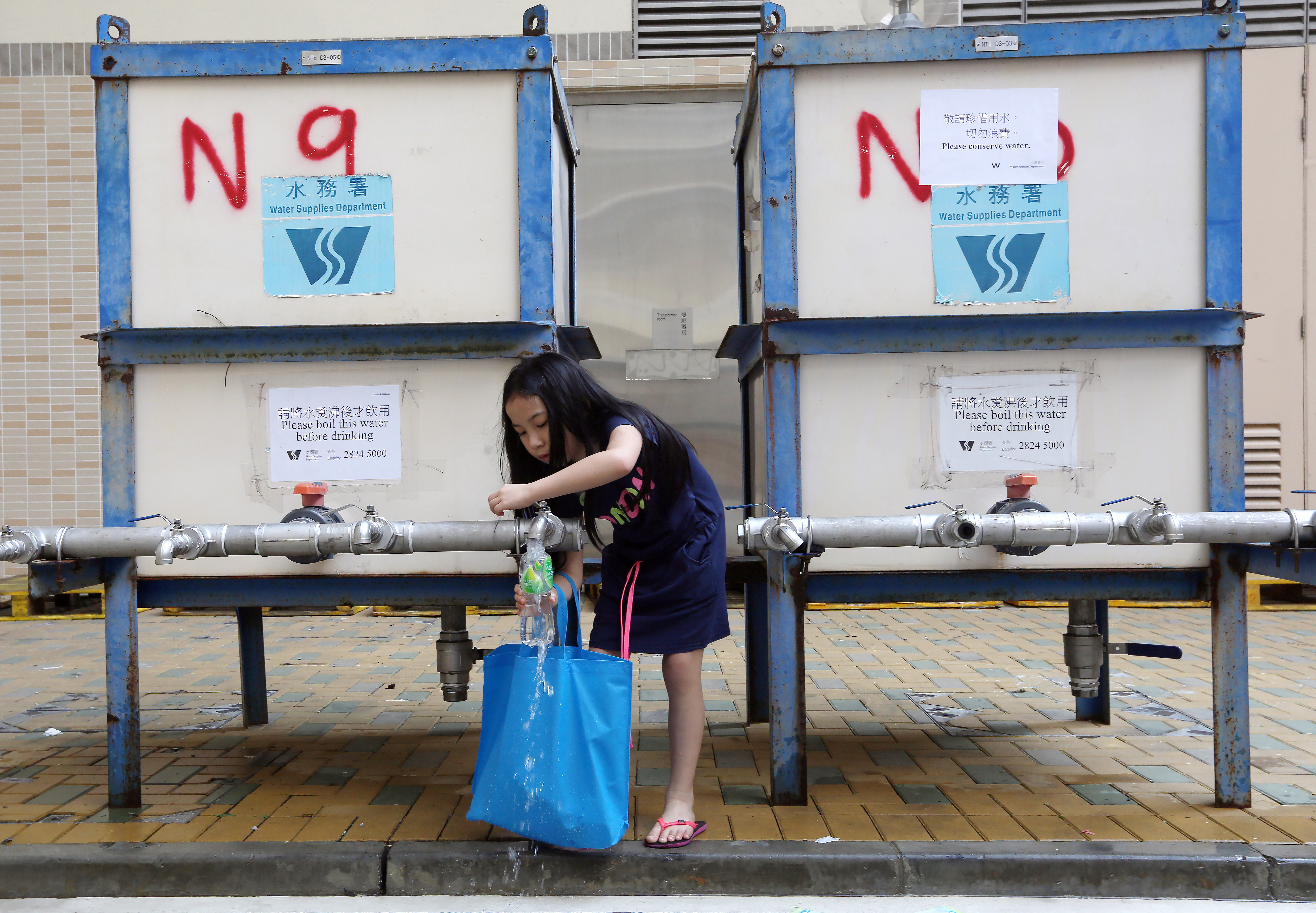 Residents collect fresh water at one of the temporary distribution points at Hung Hom Estate in Hung Hom, amid lead water scare. Photo: Sam Tsang