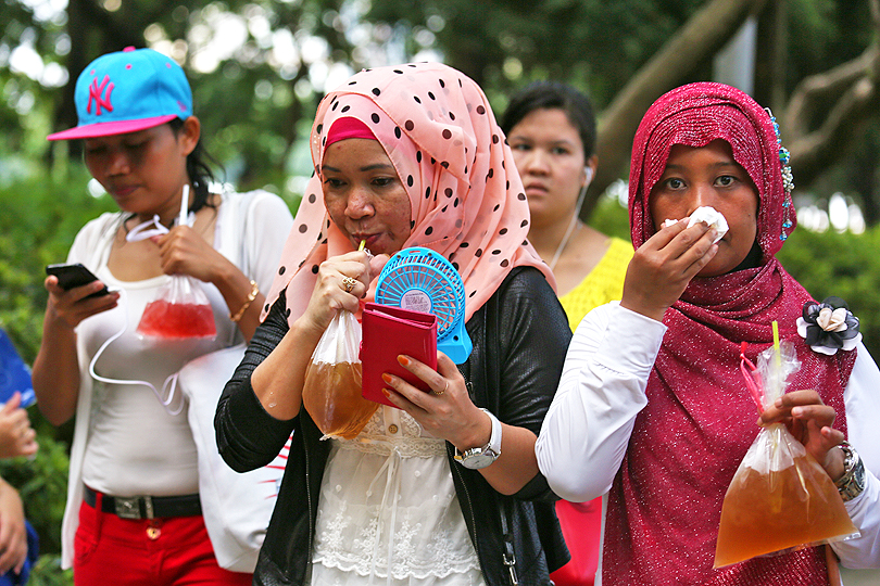 Typhoon Goni sent Hong Kong temperatures soaring as many Indonesians celebrated their national day in Victoria Park.