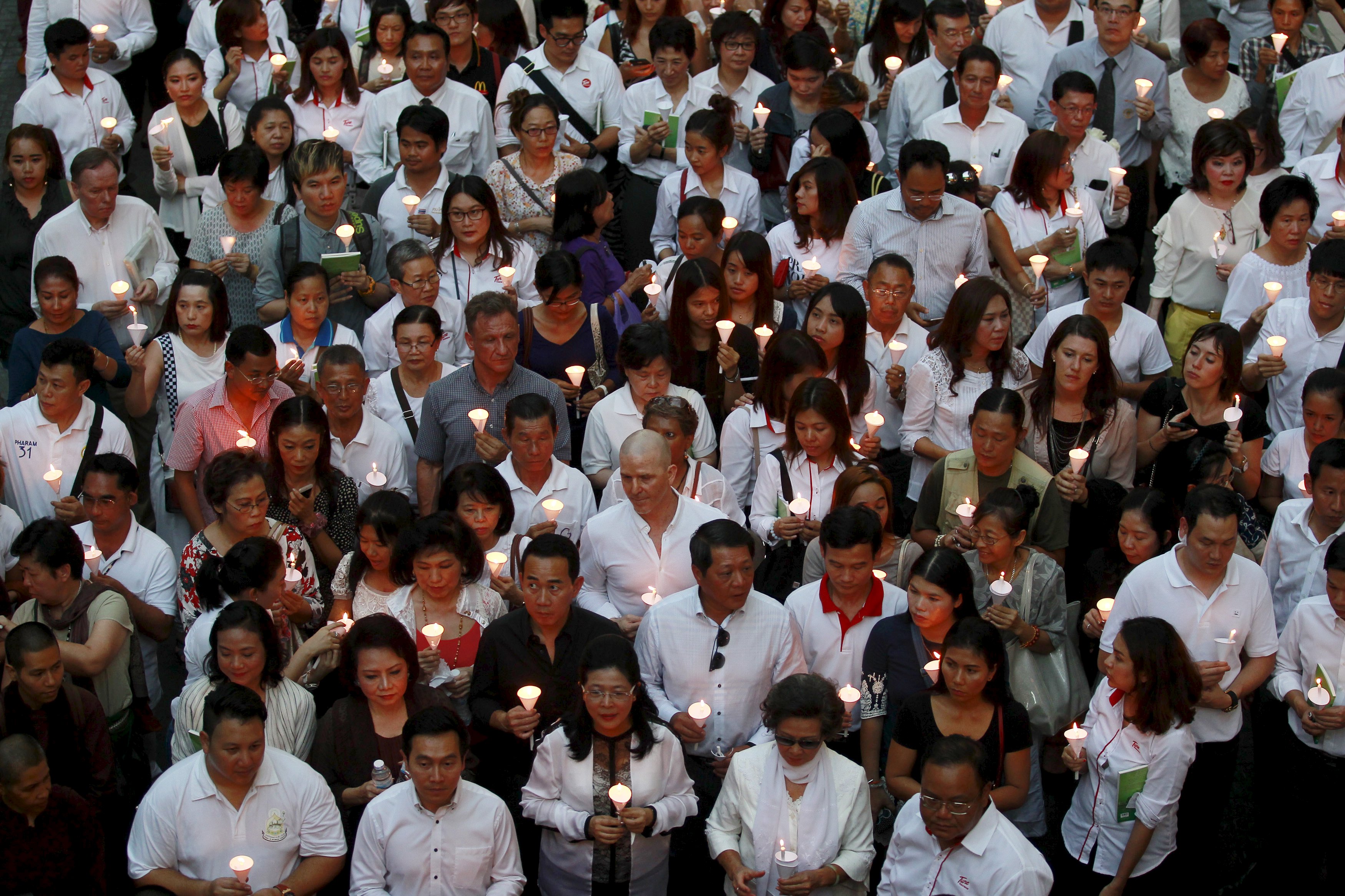 People light candles for victims during a march to the Erawan shrine in Bangkok. Photo: Reuters