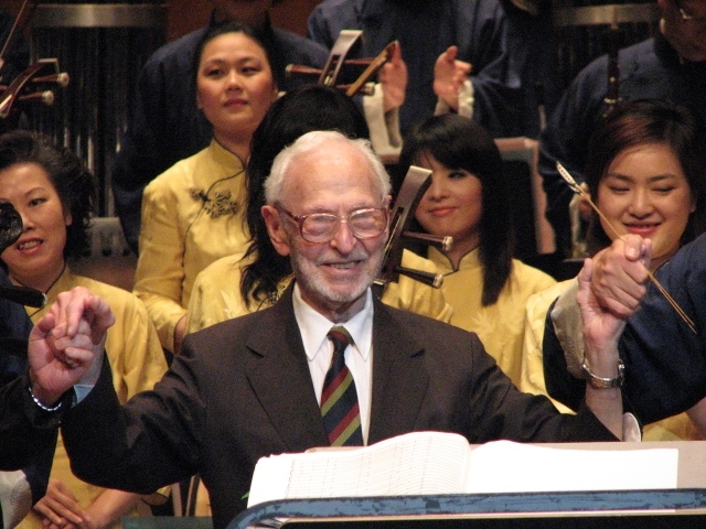 The late Dr Solomon Bard, a violinist-turned-medical doctor, who organised concerts for POWs camp in Hong Kong during the Japanese occupation, during a return engagement in 2007. Photo: SCMP Pictures