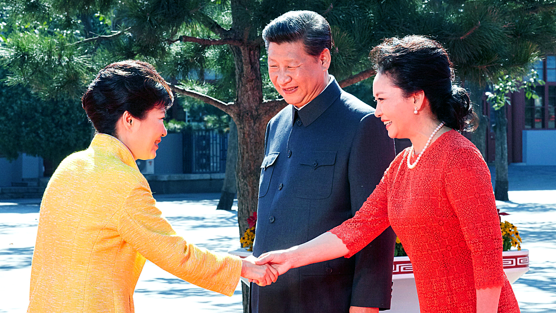 South Korean President Park Geun-hye (L) is welcomed by Chinese President Xi Jinping (C) and his wife Peng Liyuan at Tiananmen Square. Photo: EPA