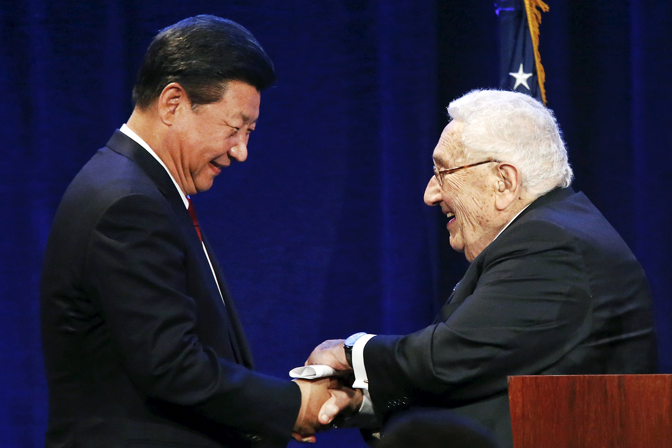 Xi shakes hands with Henry Kissinger in Seattle, the first stop of his US visit. Photo: AP