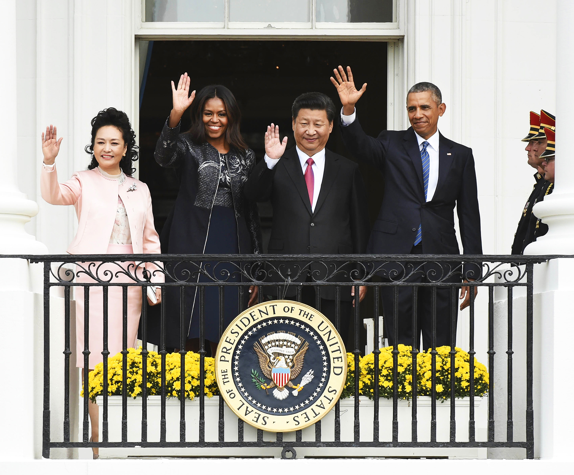 President Xi Jinping and his first lady Peng Liyuan join US President Barack Obama and his wife Michelle in greeting people at the White House yesterday as the state visit continued. Photo: AFP